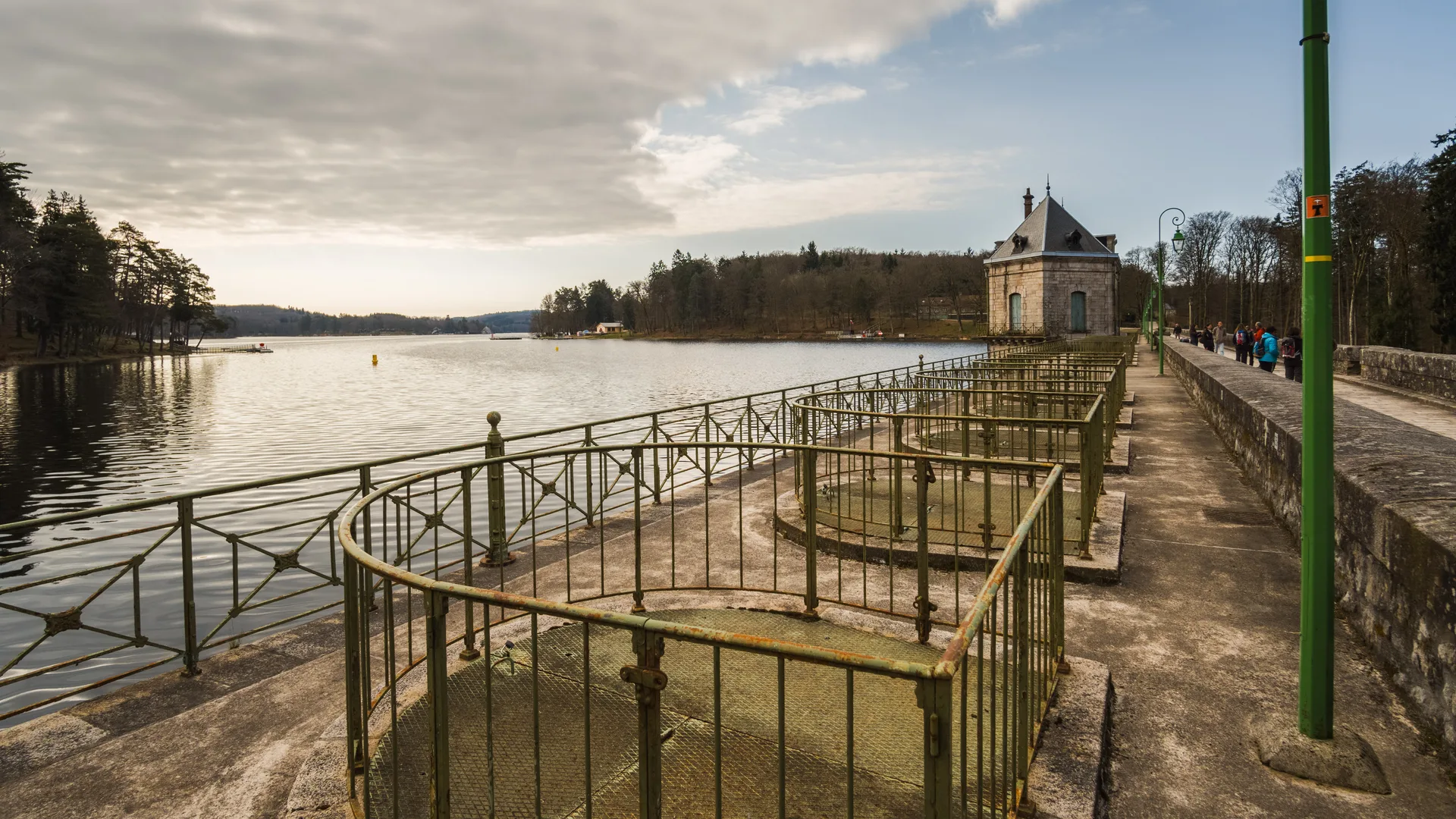 Lac des Settons 02 à Montsauche-les-Settons — À 1,3 km du lac