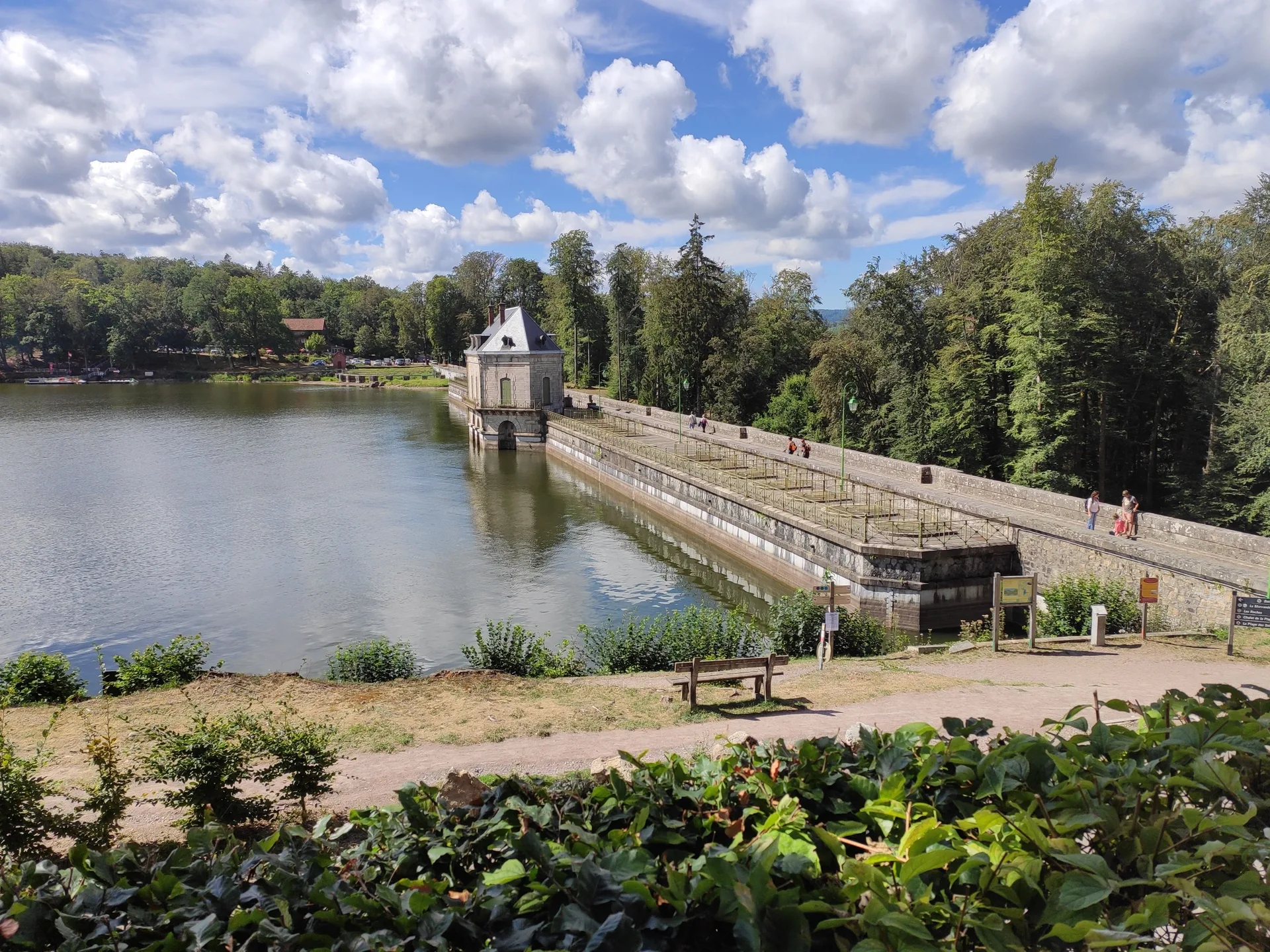 Lac des Settons 02 à Montsauche-les-Settons — À 1,4 km du lac
