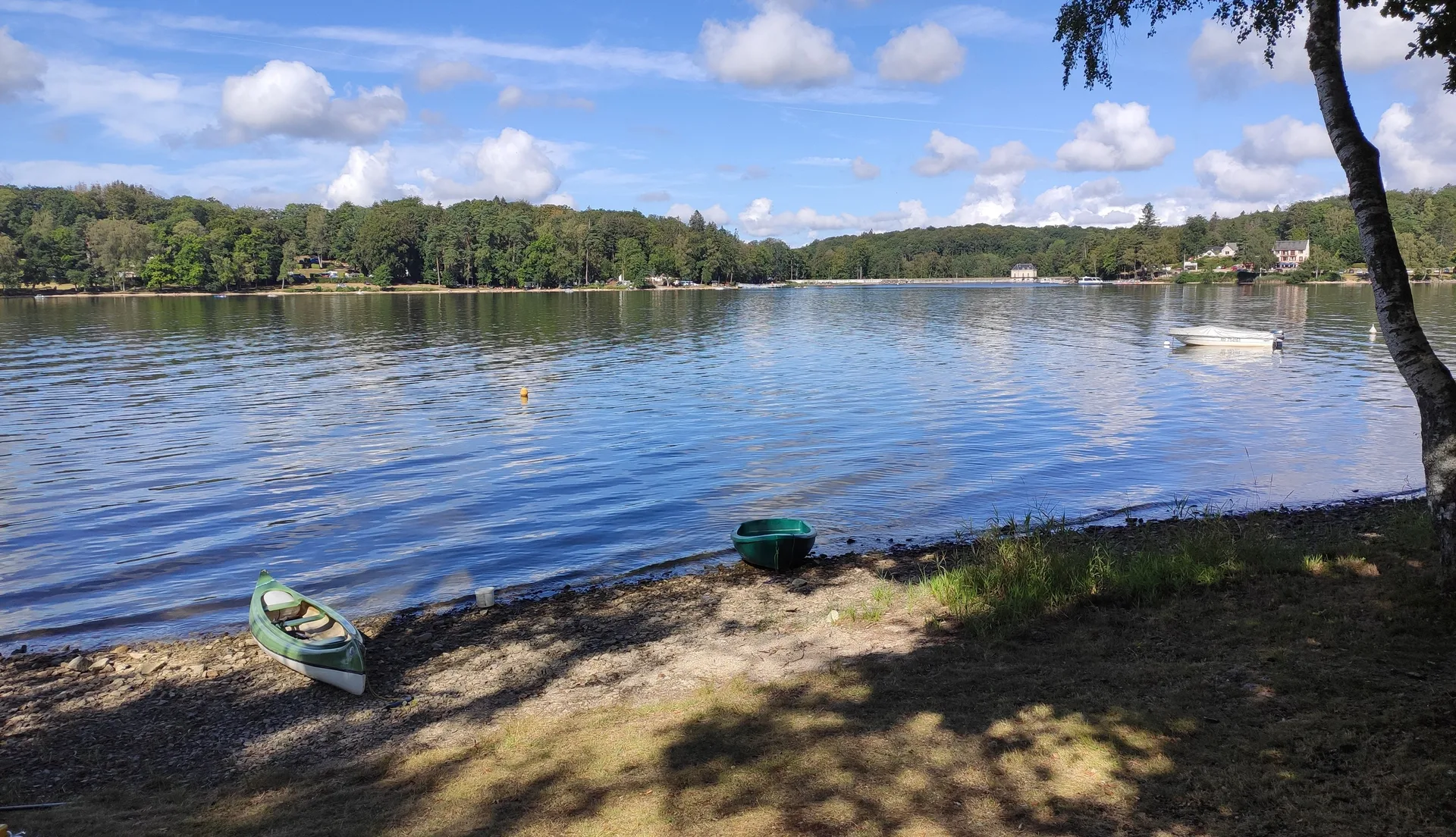 Lac des Settons 02 à Montsauche-les-Settons — À 587 m du lac