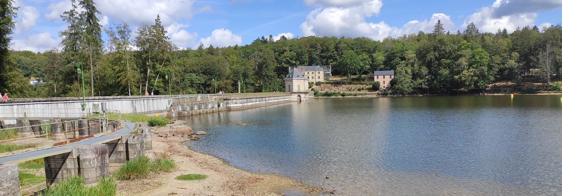 Lac des Settons 02 à Montsauche-les-Settons — À 1,2 km du lac