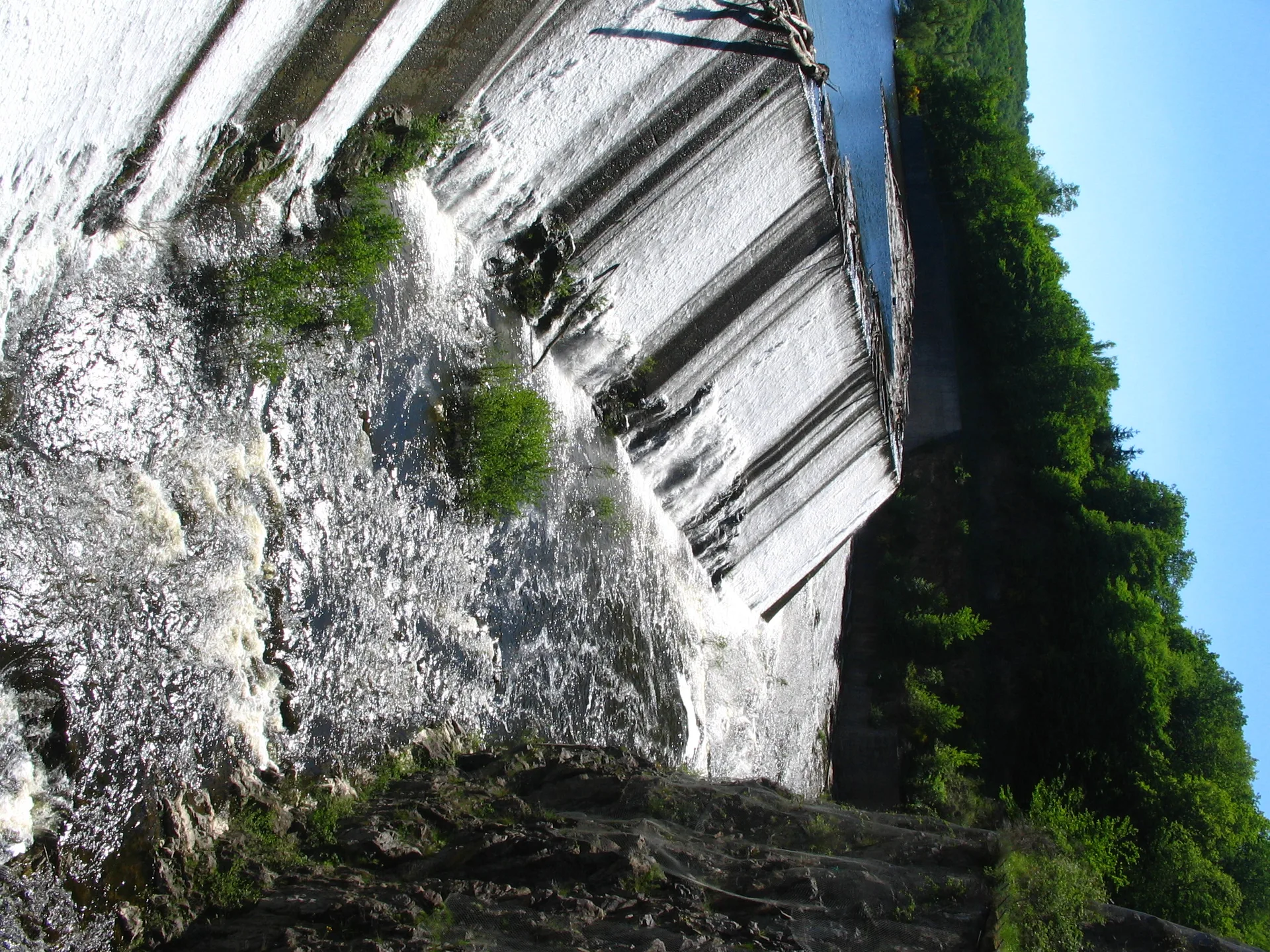 Lac du Barrage de Rochebut à Teillet-Argenty — À 906 m du lac