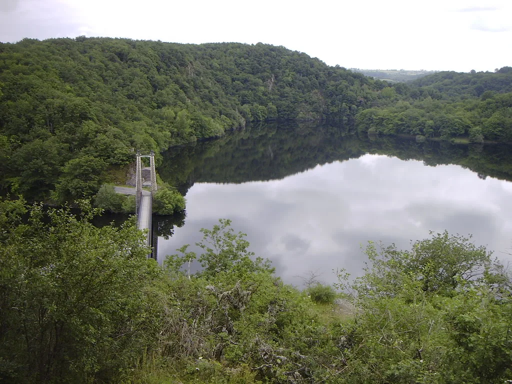 Lac du Barrage de Rochebut à Teillet-Argenty — À 1,3 km du lac