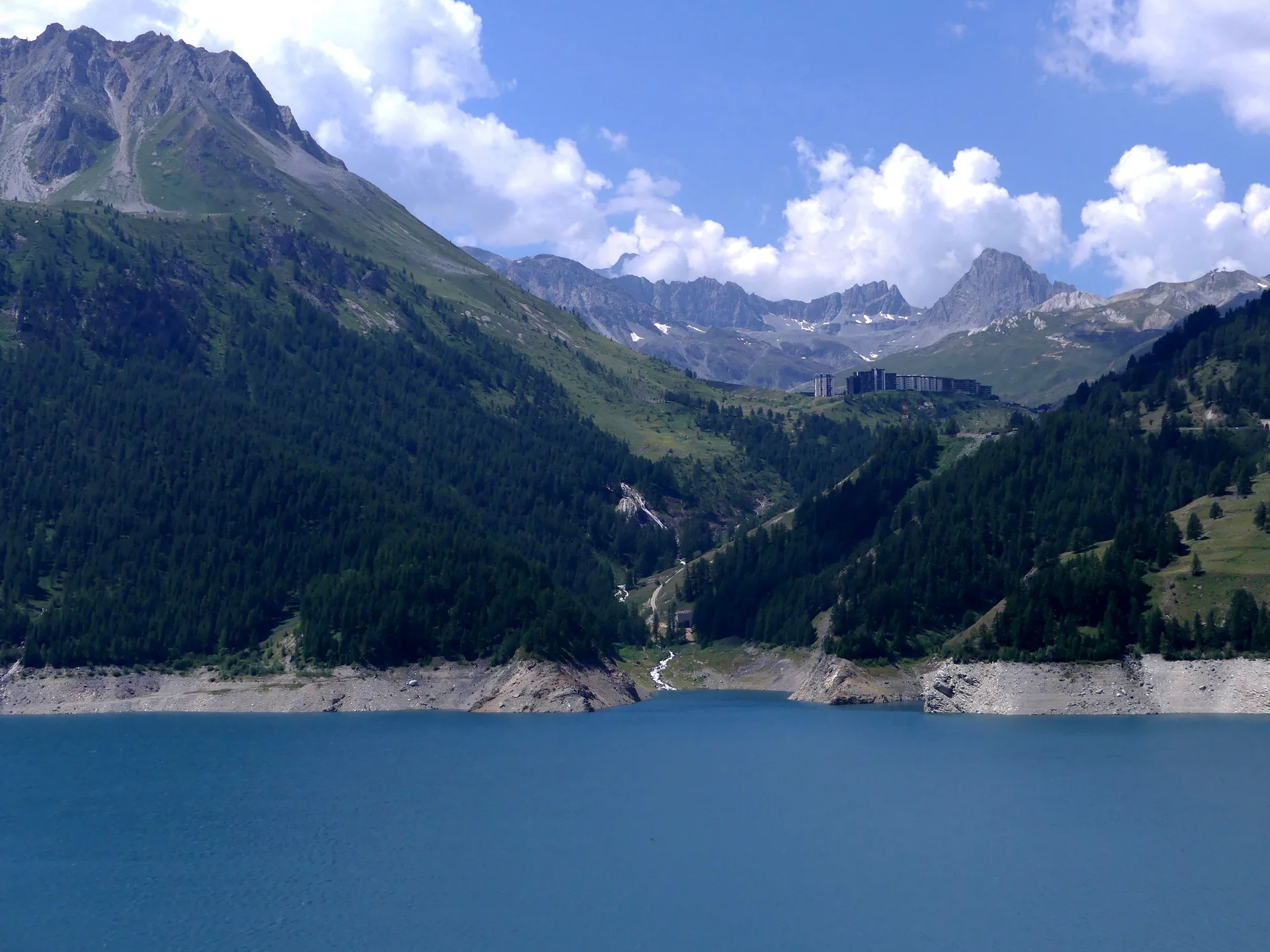Lac du Chevril à Tignes — À 426 m du lac
