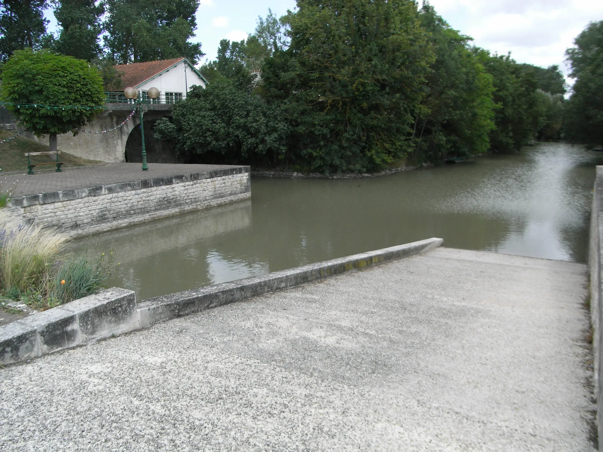Lac du Mignon à Saint-Hilaire-la-Palud — À 654 m du lac