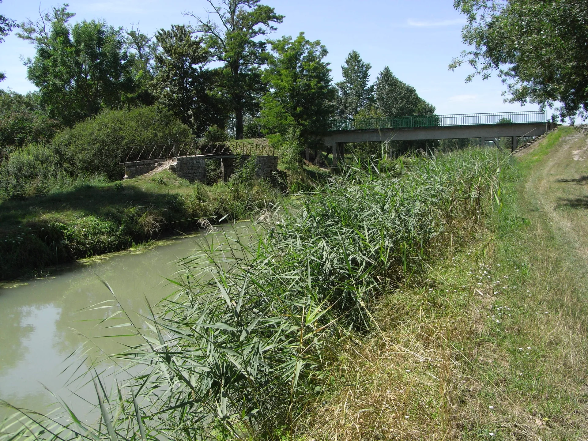 Lac du Mignon à Saint-Hilaire-la-Palud — À 2,1 km du lac