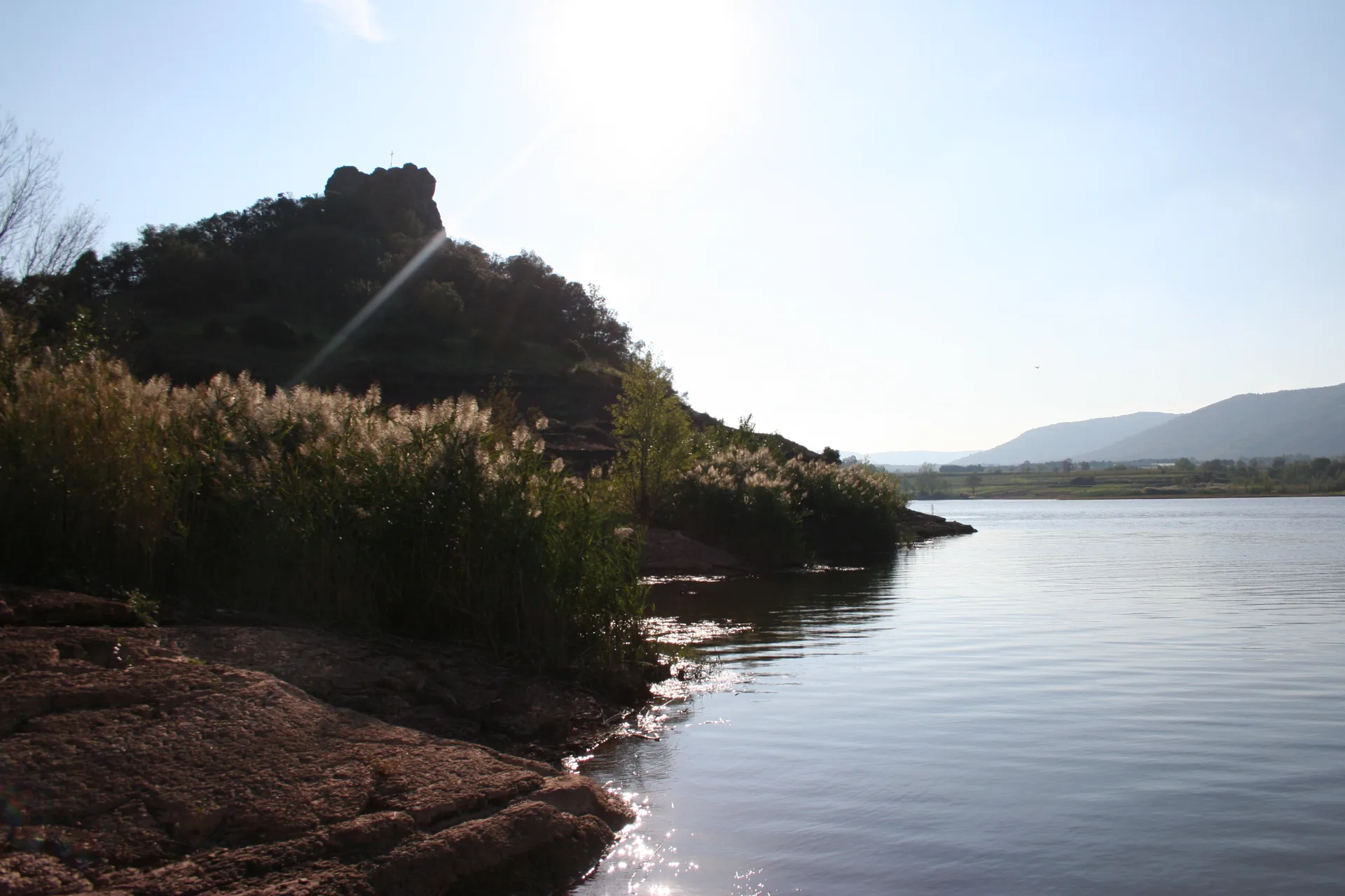 Lac du Salagou Baie de Plots à Liausson — À 1,5 km du lac