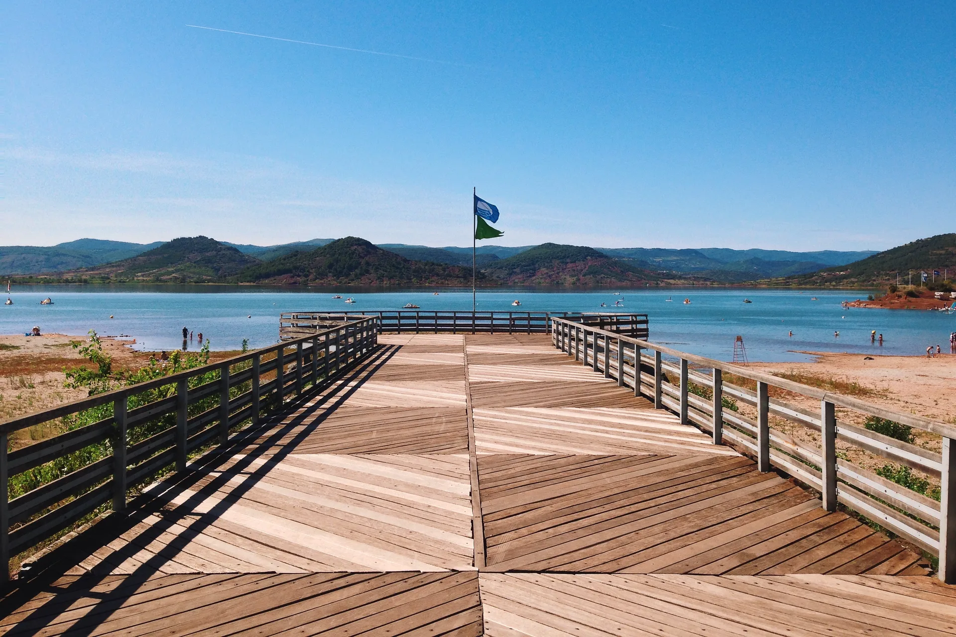Lac du Salagou Plage à Clermont-l'Hérault — Sur le lac
