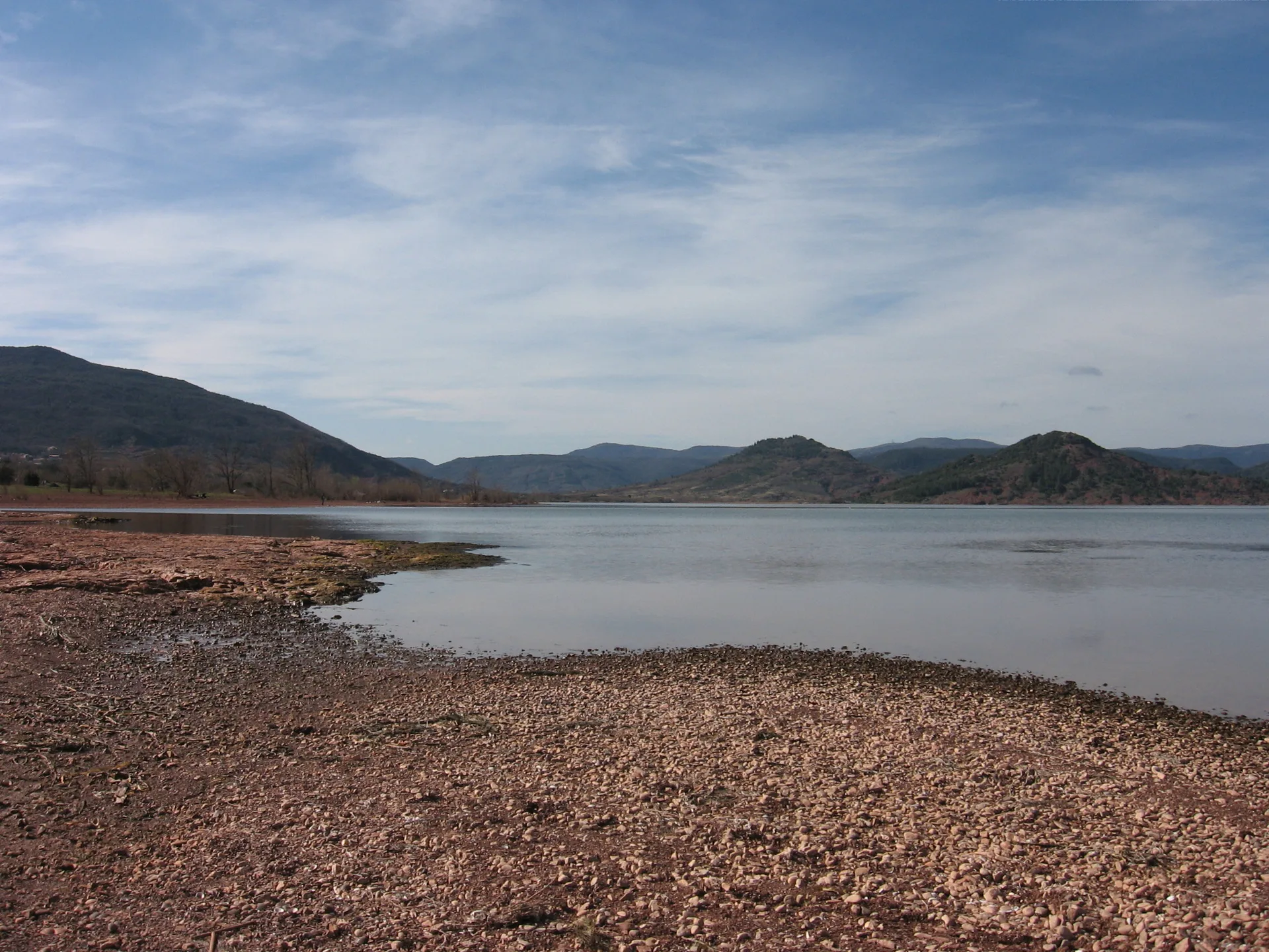 Lac du Salagou Plage à Clermont-l'Hérault — Sur le lac