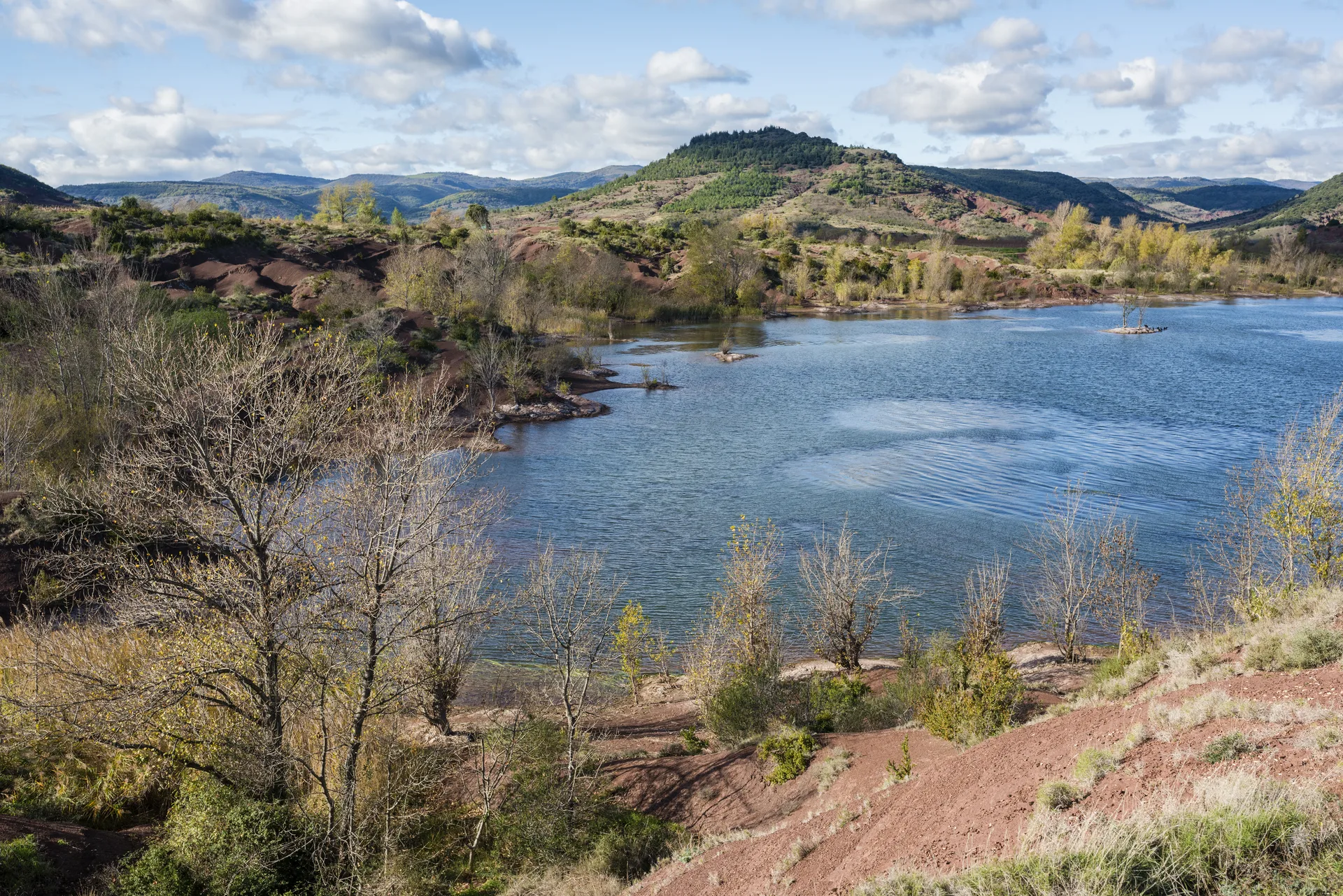 Lac du Salagou Rouens 01 à Liausson — À 464 m du lac