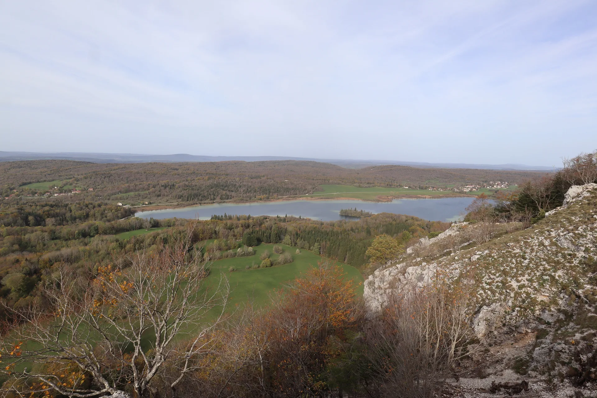 Lacs de Maclu à La Chaux-du-Dombief — À 1,3 km du lac