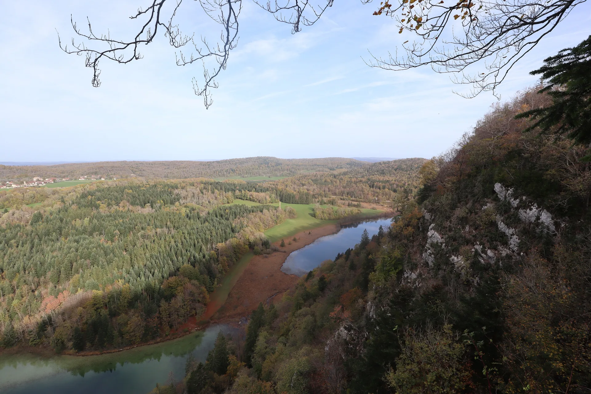 Lacs de Maclu à La Chaux-du-Dombief — À 455 m du lac