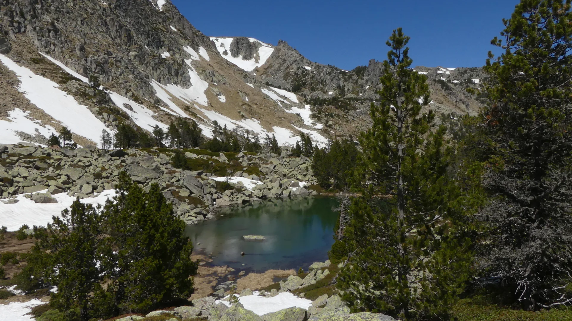 Lacs de Madres 2087 m à Olette — À 958 m du lac