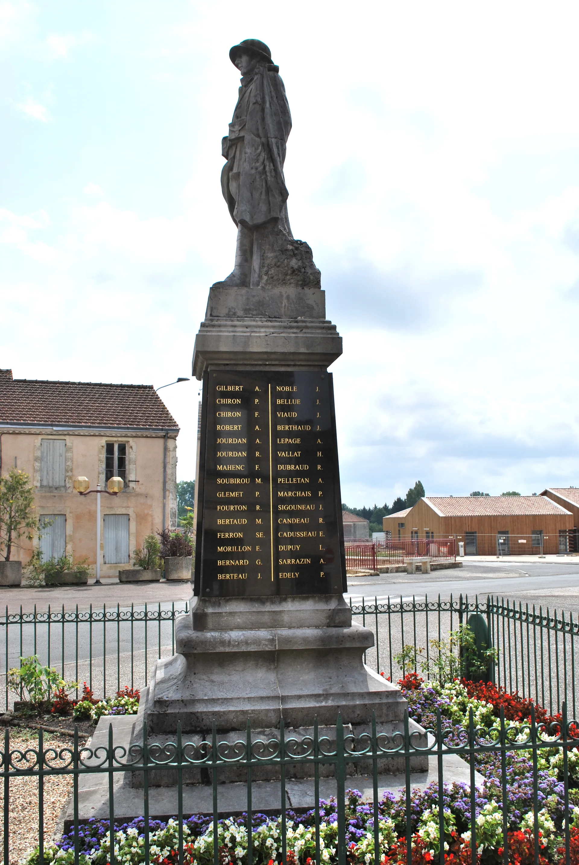 Lacs du Moulin Blanc à Saint-Christoly-de-Blaye — À 3,2 km du lac