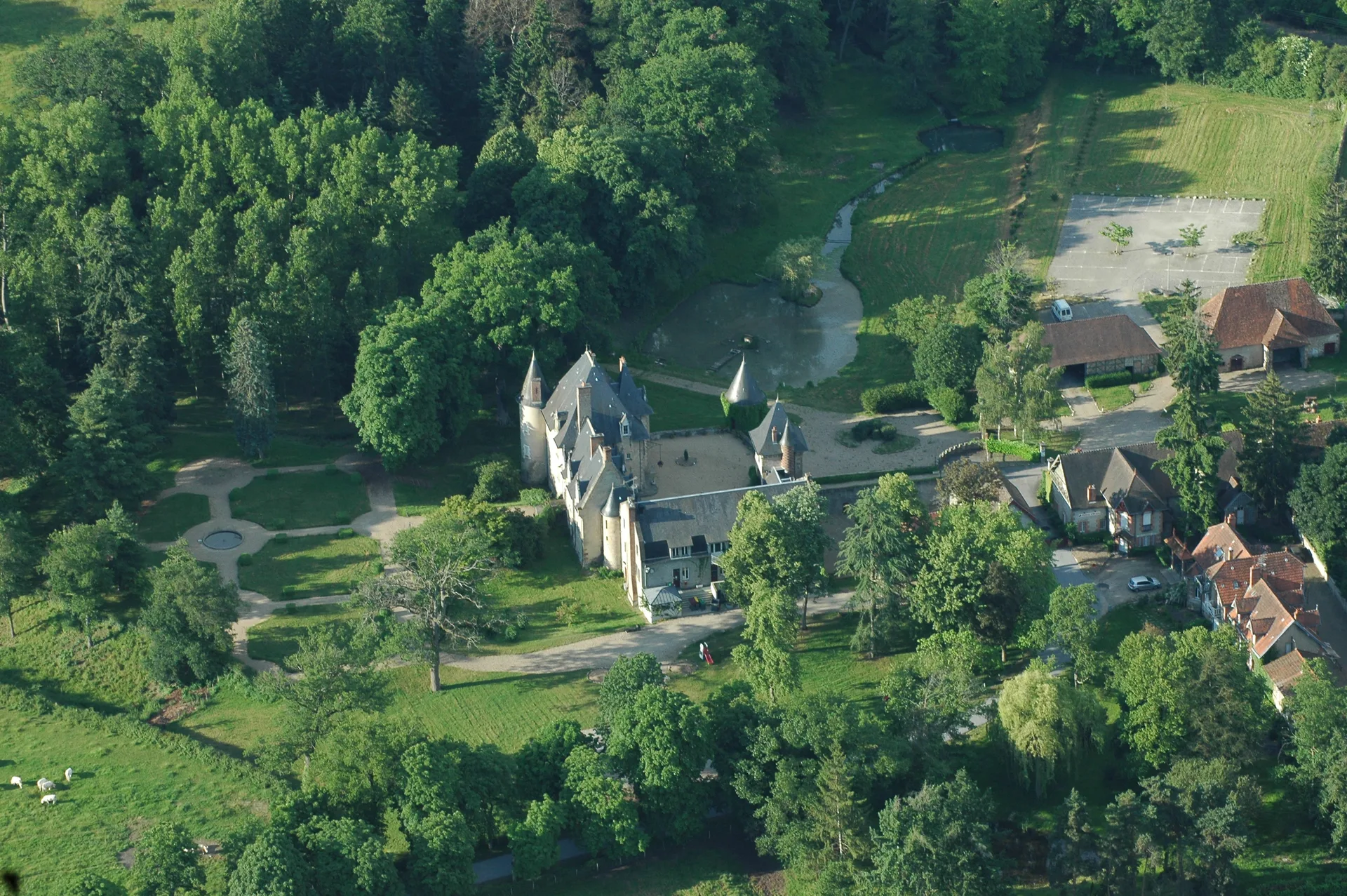 Le Plan d'eau de Neuvy à Neuvy — À 663 m du lac