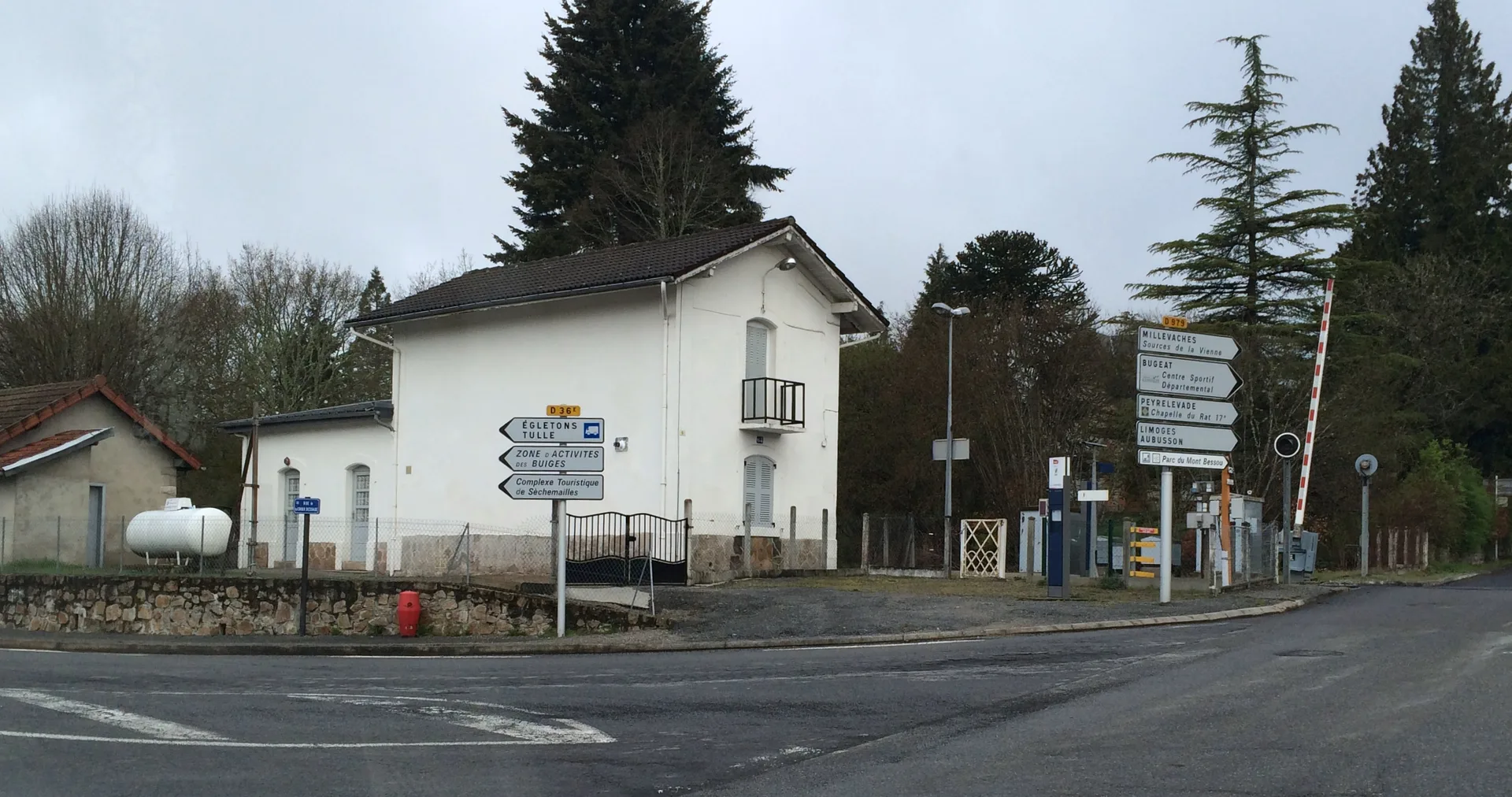 Meymac à Ambrugeat — À 1,5 km du lac