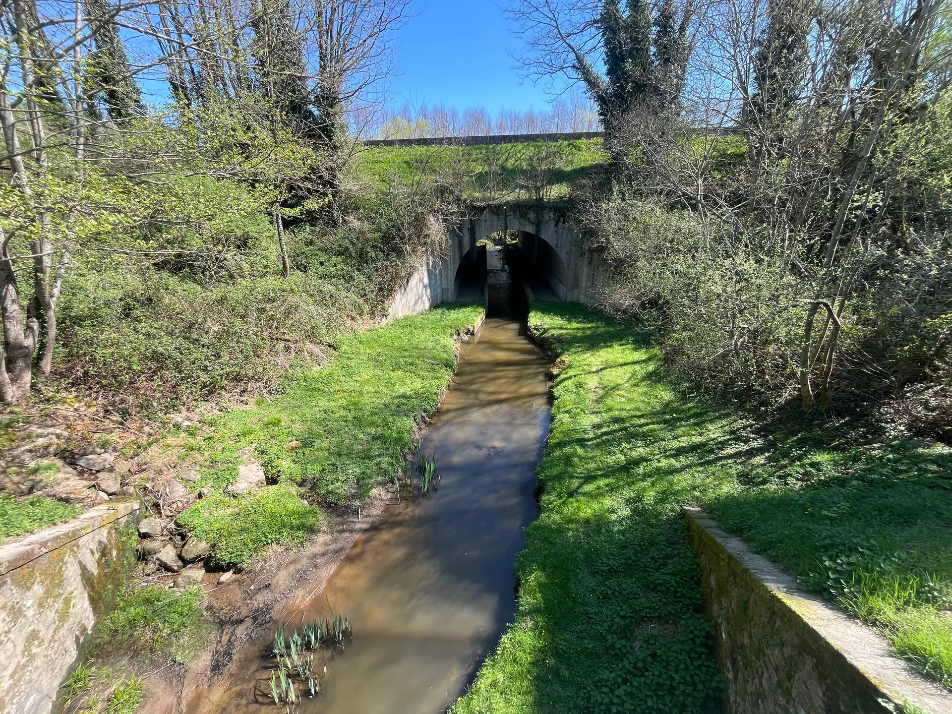 Mouhet l'Aumône à Mouhet — À 2,4 km du lac
