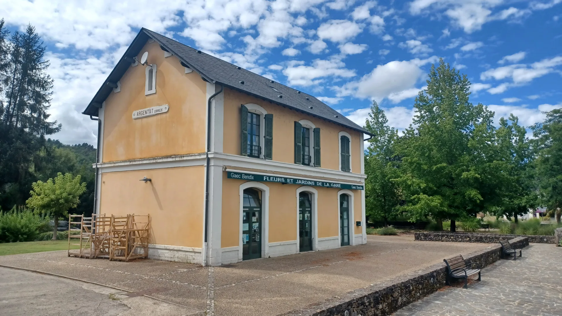 Plan d'eau d'Argentat à Argentat-sur-Dordogne — À 563 m du lac