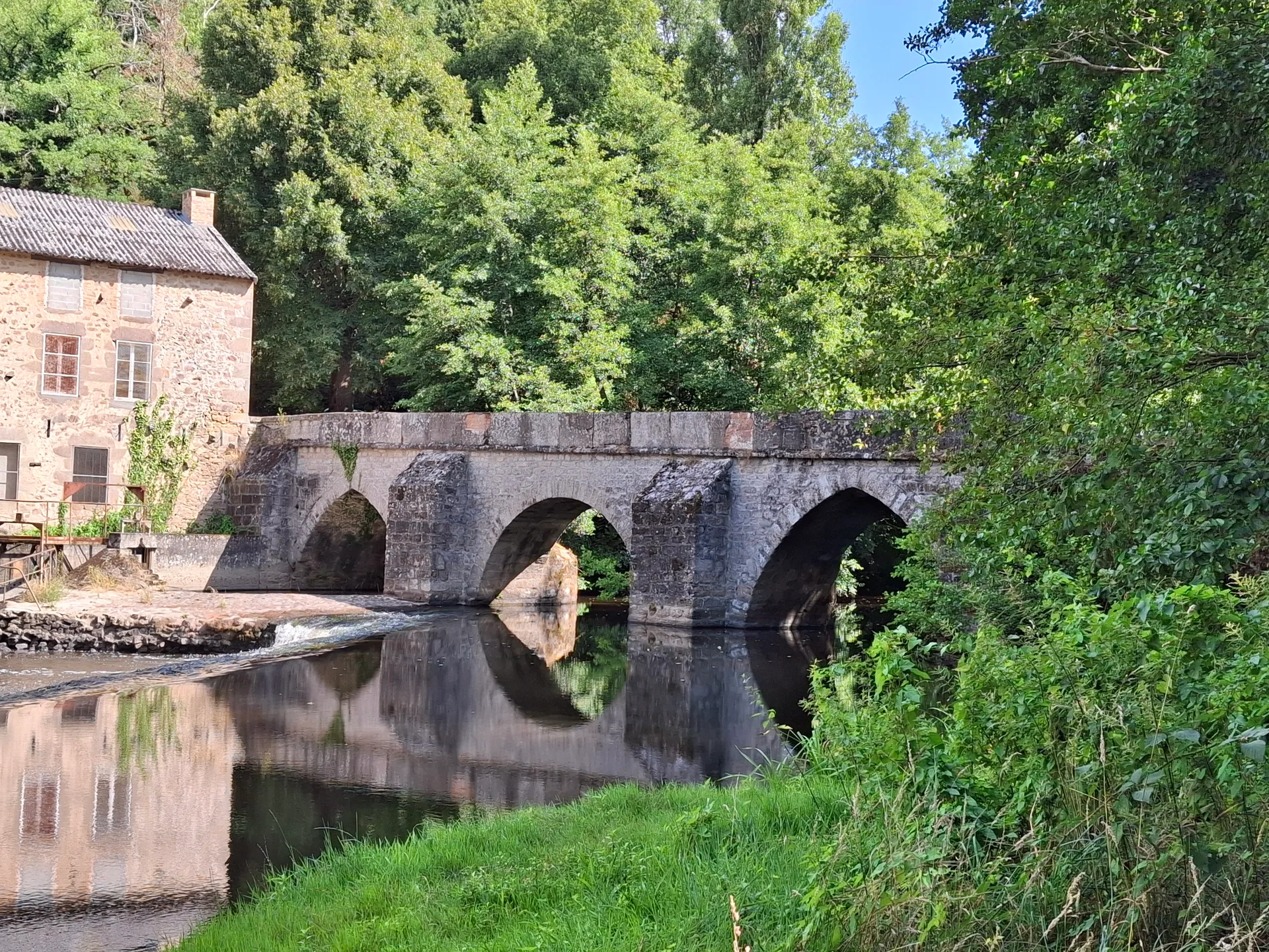 Plan d'eau de Bessines-Sagnat à Bessines-sur-Gartempe — À 2,1 km du lac