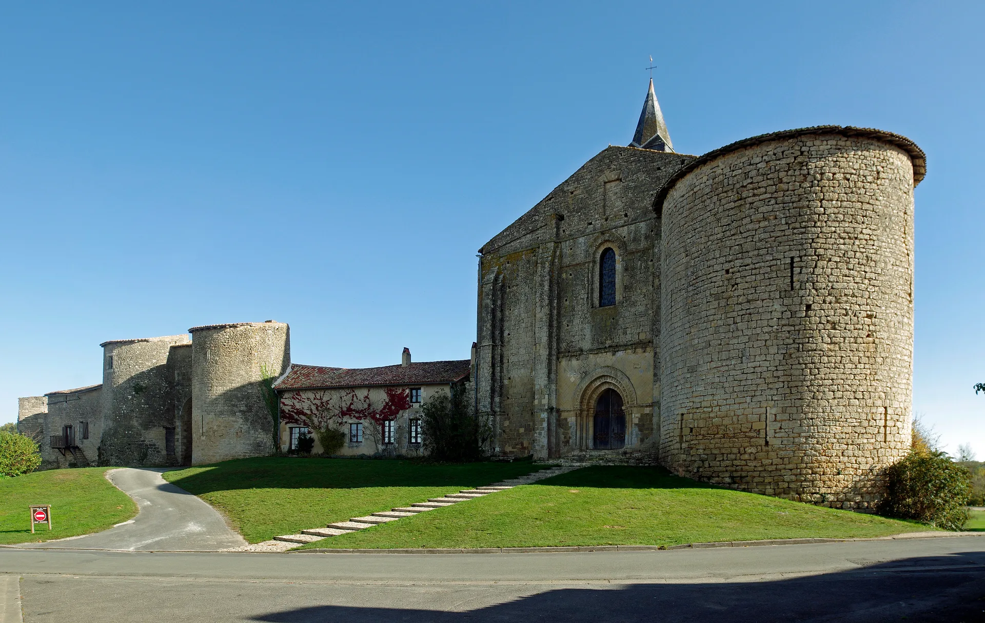Plan d'eau de Chateau Larcher à Château-Larcher — À 1,1 km du lac
