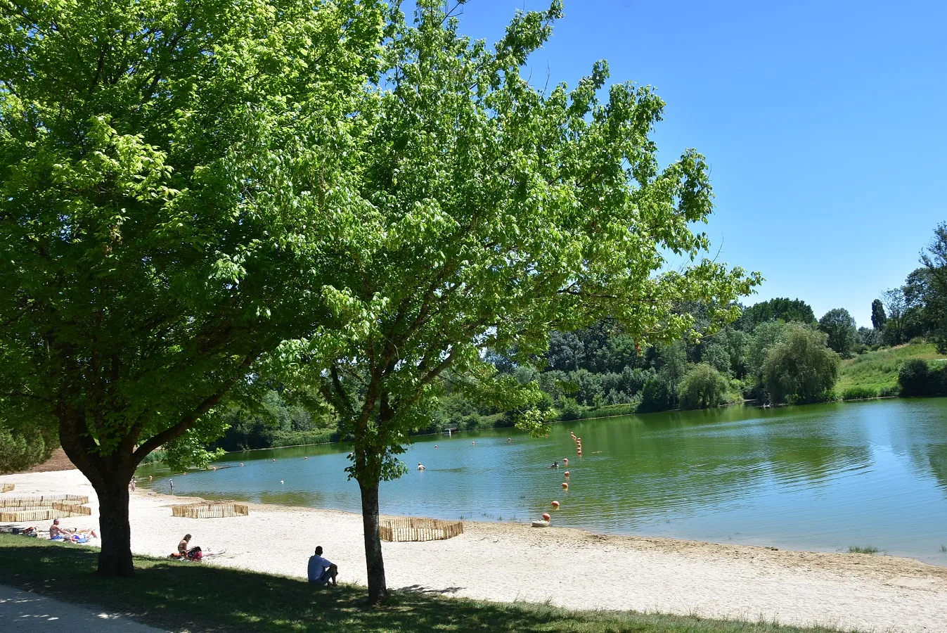 Plan d'eau de Cherveux à Cherveux — À 2,1 km du lac