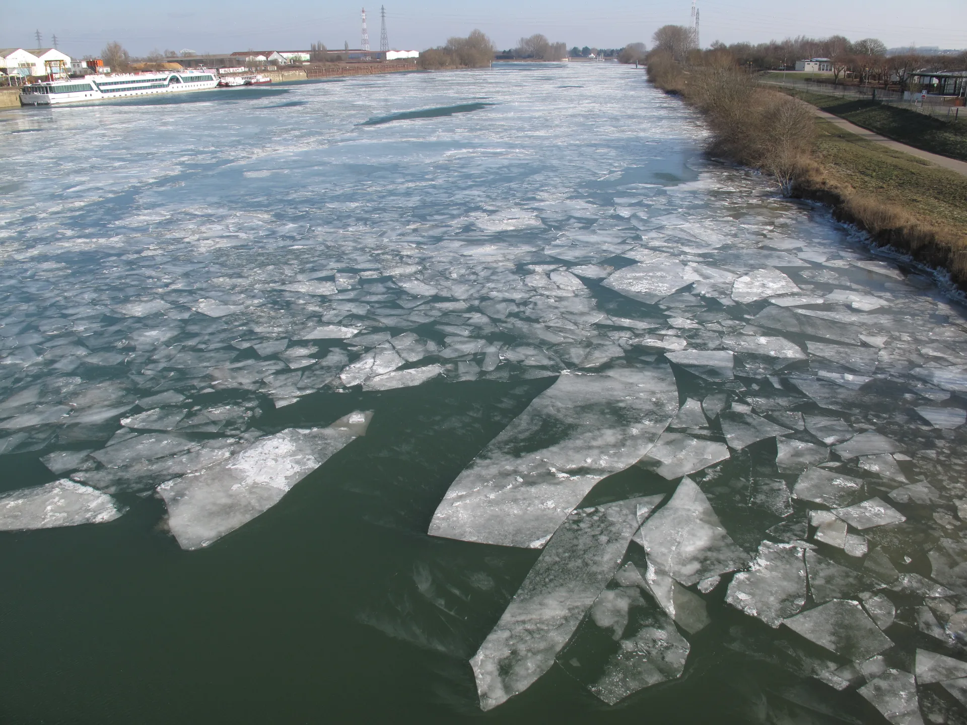 Plan d'eau de Corcelle à Chalon-sur-Saône — À 958 m du lac