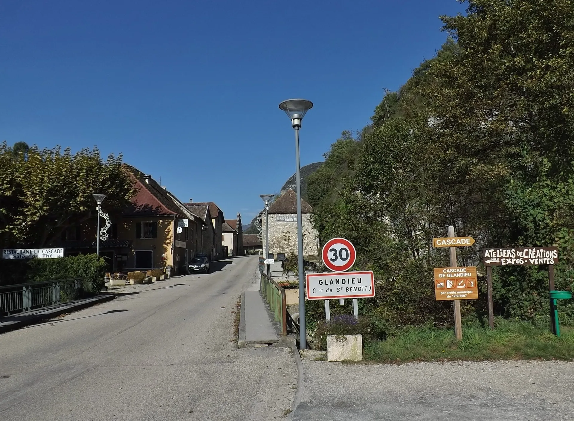 Plan d'eau de Glandieu à Brégnier-Cordon — À 1,2 km du lac