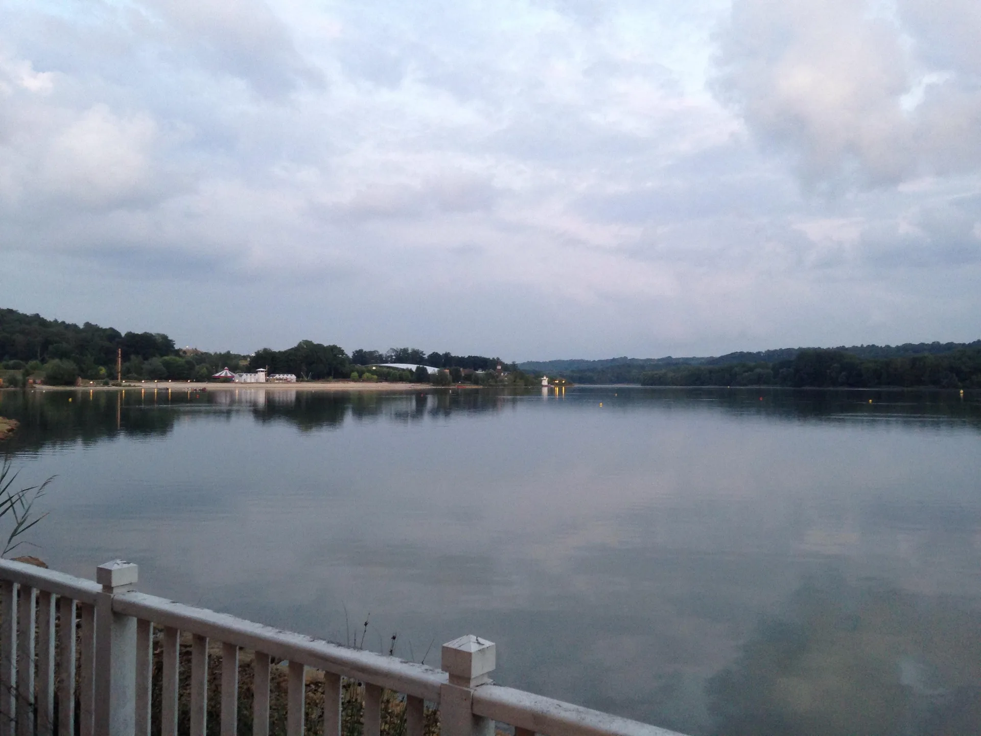 Plan d'eau de l Ailette à Chamouille — Sur le lac