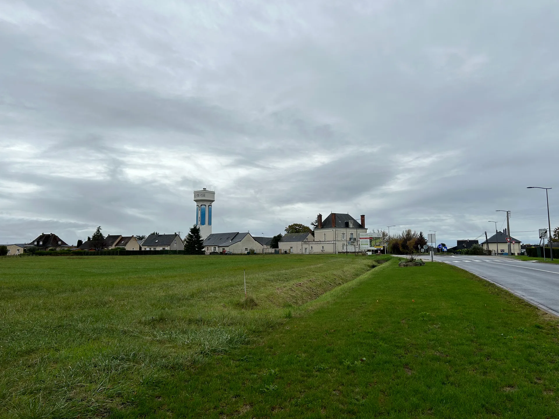 Plan d'eau de la Rainiere à Neuillé-Pont-Pierre — À 1,3 km du lac