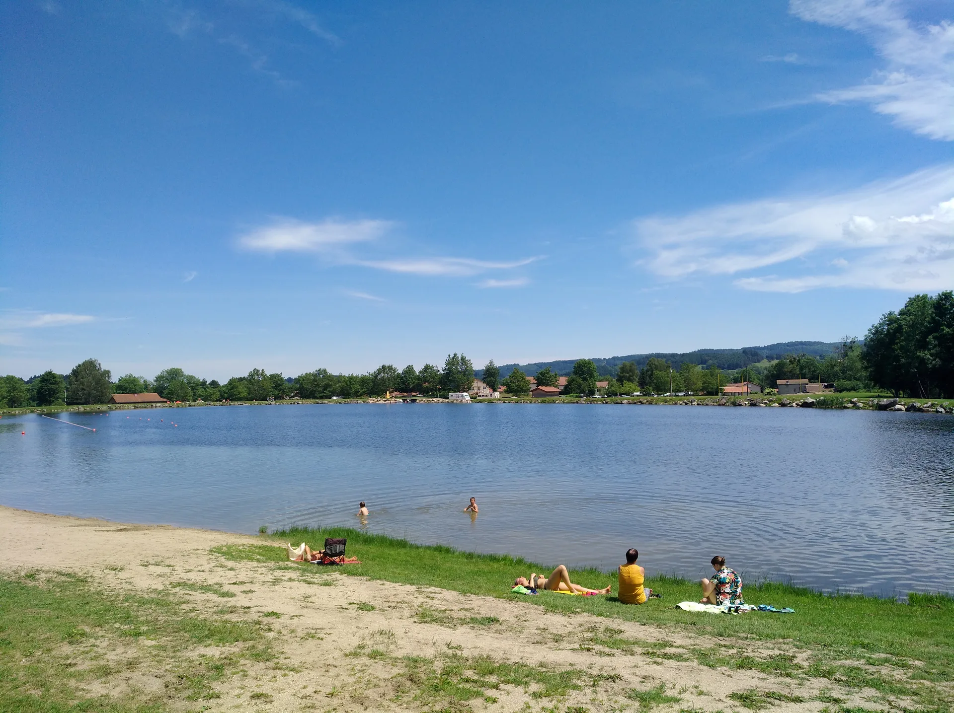 Plan d'eau de la Roche à Noirétable — À 242 m du lac