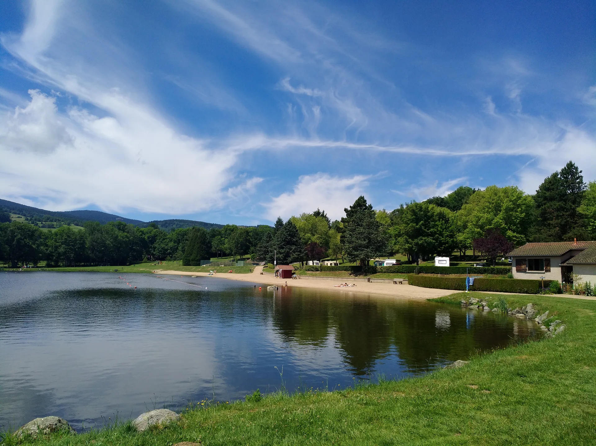Plan d'eau de la Roche à Noirétable — Sur le lac