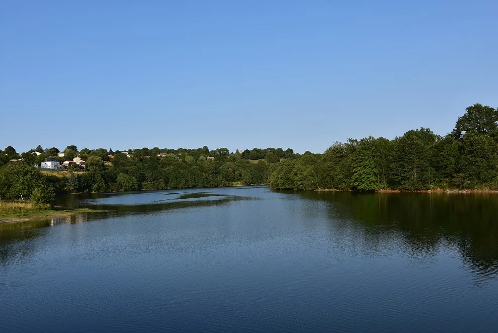 Plan d'eau de la Touche Poupard à Exireuil — À 3,3 km du lac