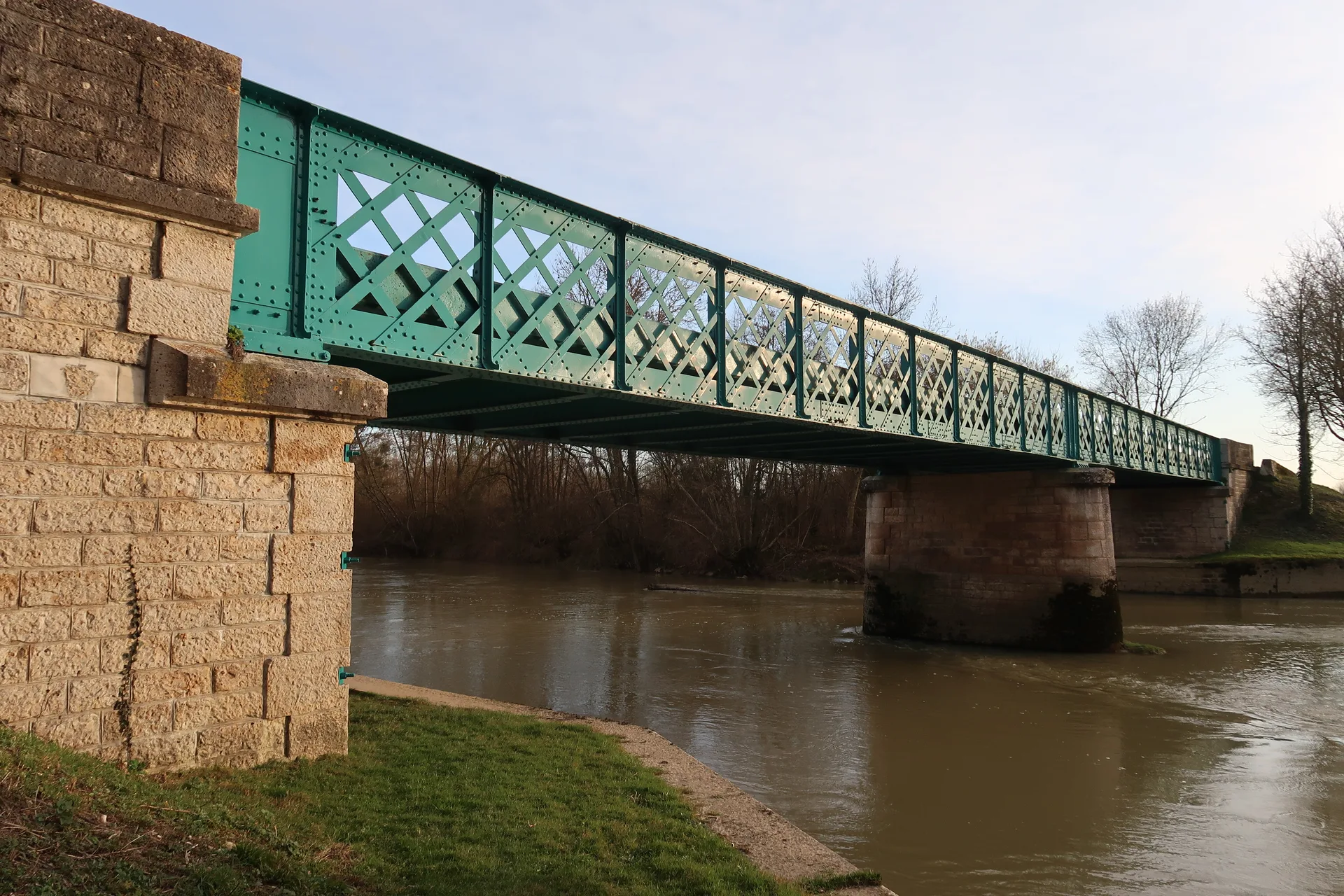 Plan d'eau de Rheges à Rhèges — À 3,5 km du lac