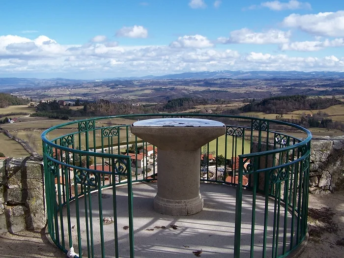 Plan d'eau de Saint Bonnet le Chateau à Saint-Bonnet-le-Château — À 757 m du lac