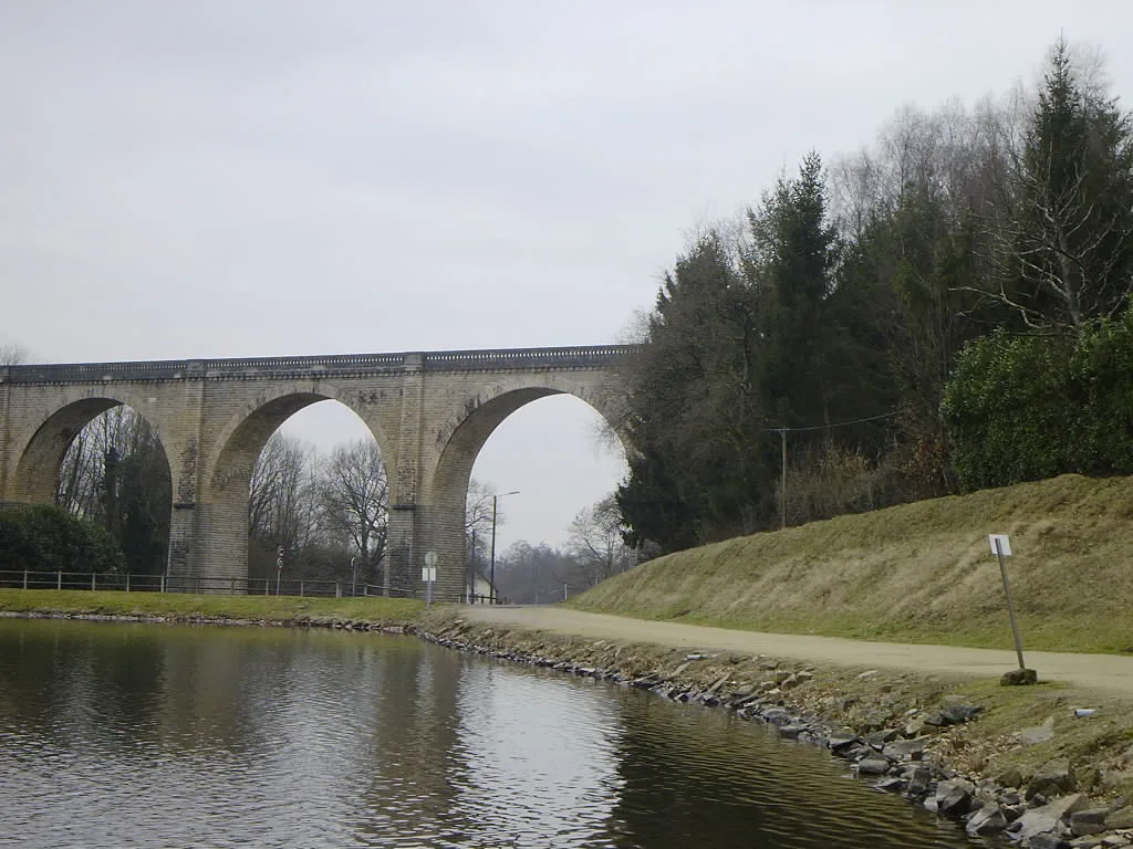 Plan d'eau de Saint Yriex la Perche à Saint-Yrieix-la-Perche — À 414 m du lac
