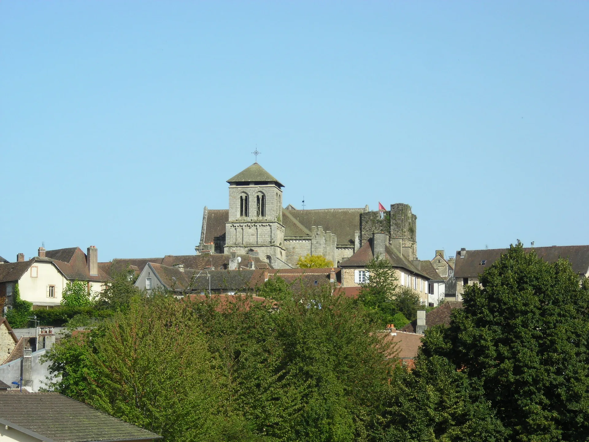 Plan d'eau de Saint Yriex la Perche à Saint-Yrieix-la-Perche — À 1,6 km du lac