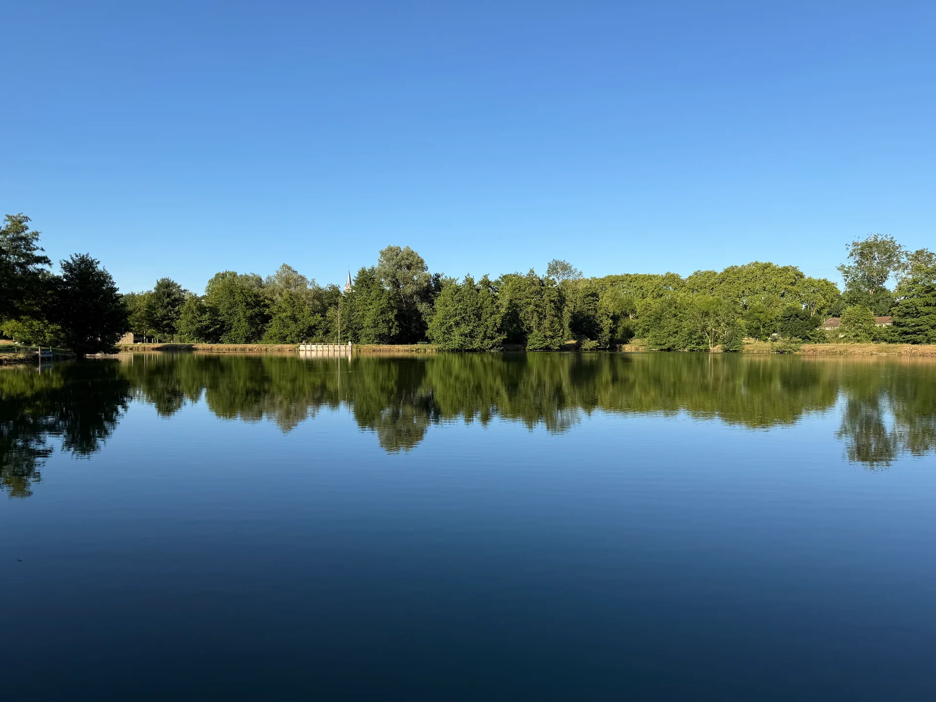 Plan d'eau des Granges à Neuville-les-Dames — Sur le lac
