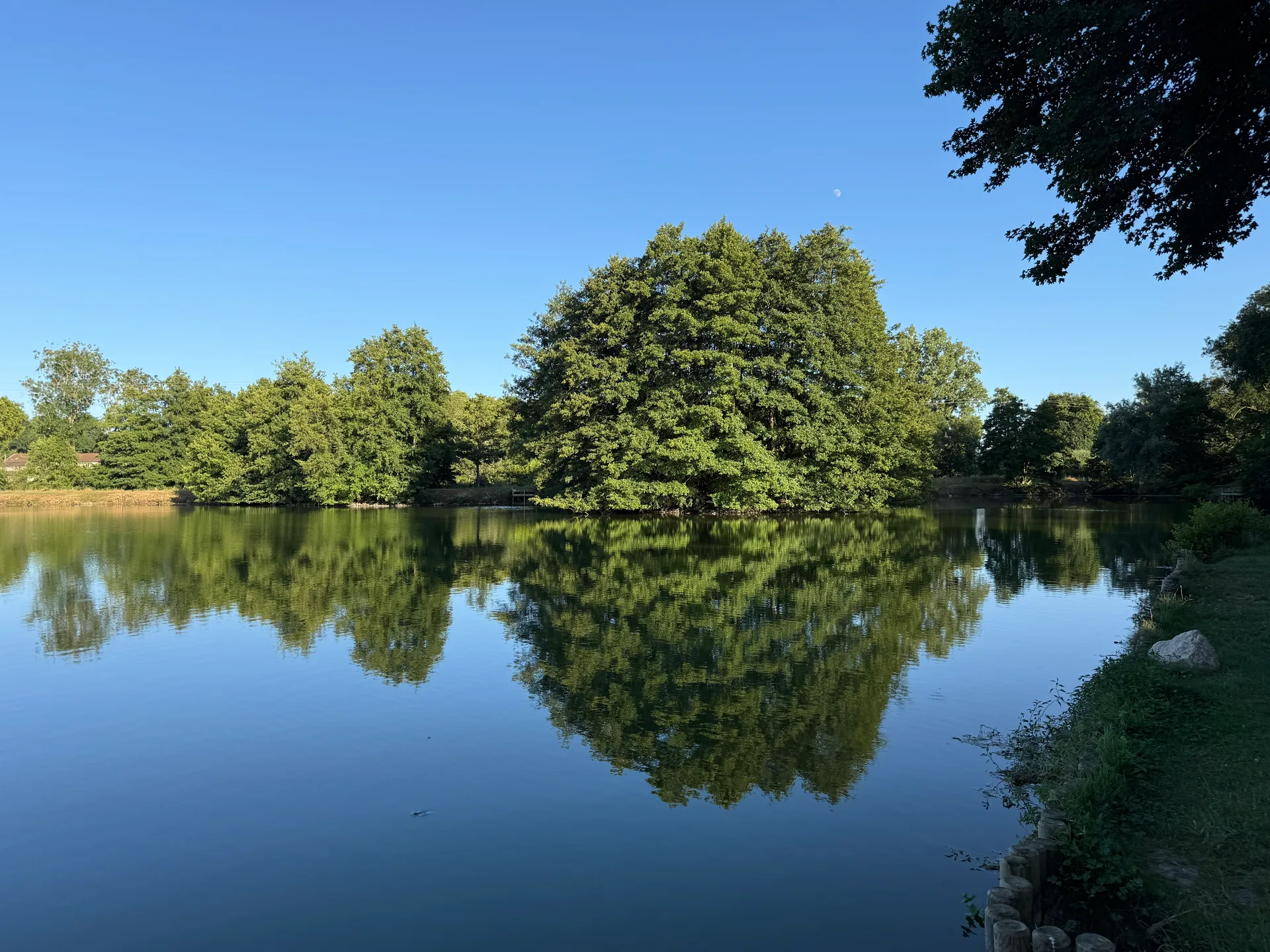 Plan d'eau des Granges à Neuville-les-Dames — Sur le lac