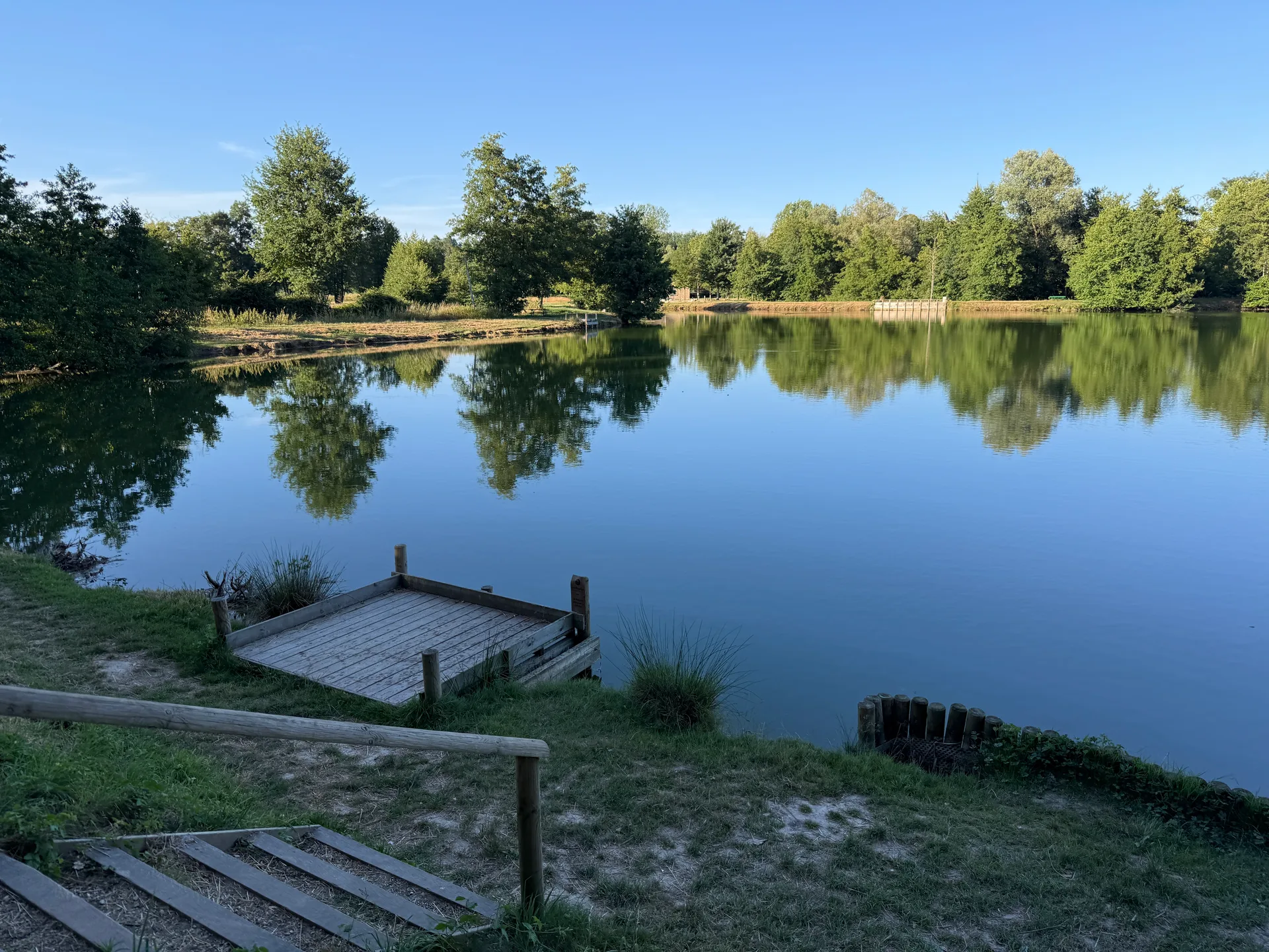Plan d'eau des Granges à Neuville-les-Dames — Sur le lac