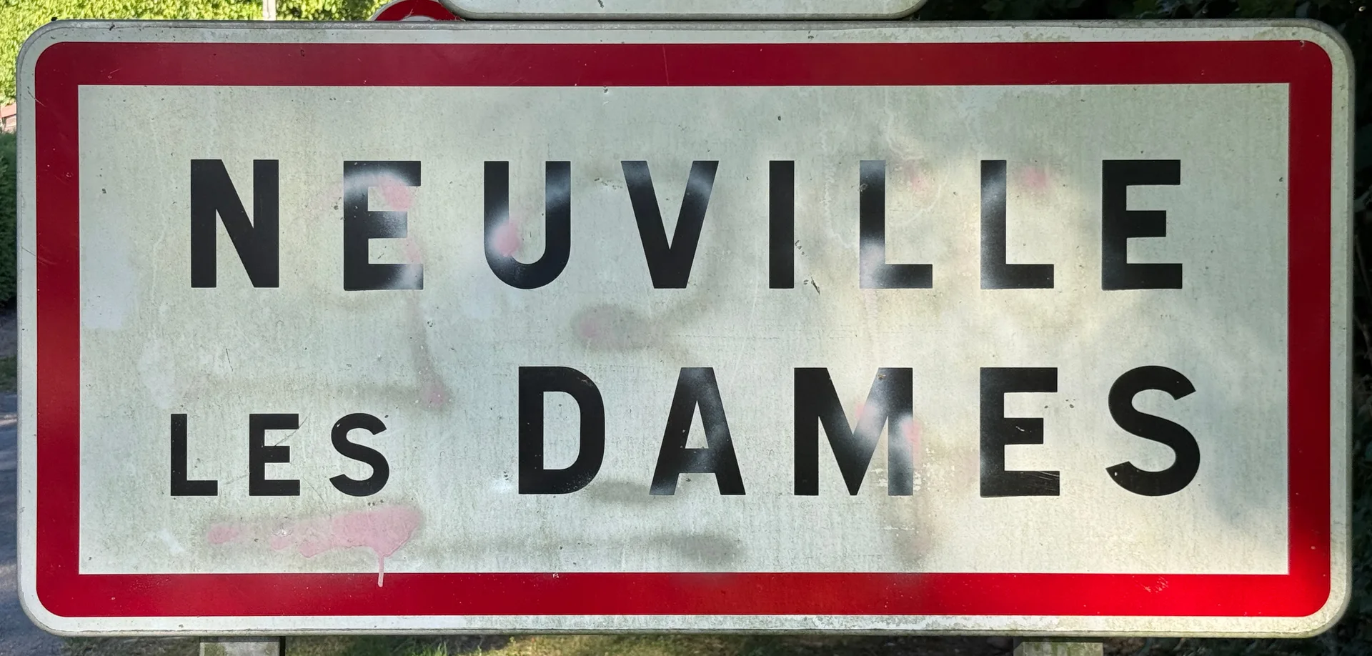 Plan d'eau des Granges à Neuville-les-Dames — À 223 m du lac