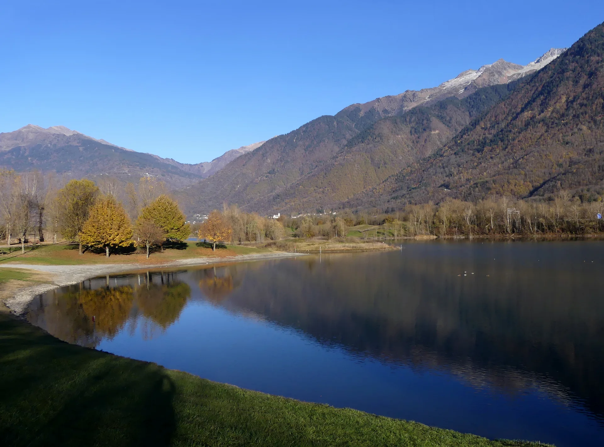 Plan d'eau des Hurtieres à Saint-Alban-d'Hurtières — Sur le lac