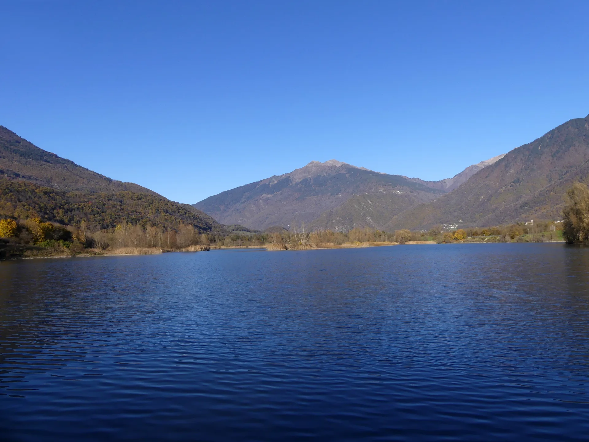 Plan d'eau des Hurtieres à Saint-Alban-d'Hurtières — Sur le lac