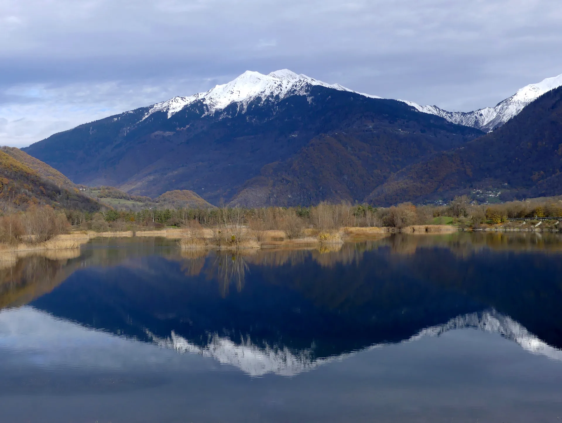 Plan d'eau des Hurtieres à Saint-Alban-d'Hurtières — Sur le lac
