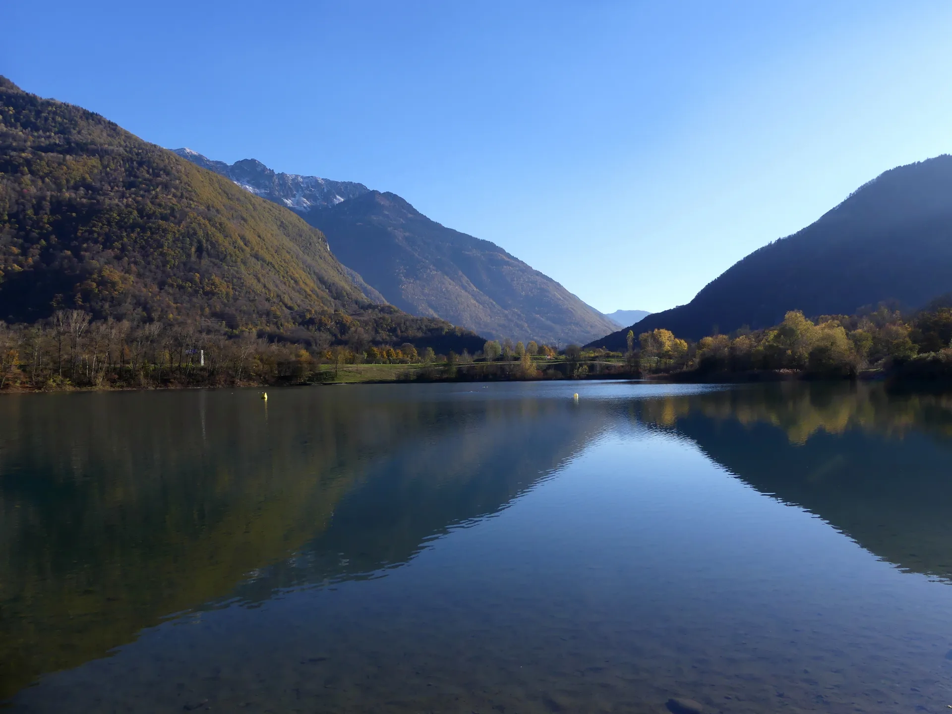 Plan d'eau des Hurtieres à Saint-Alban-d'Hurtières — Sur le lac