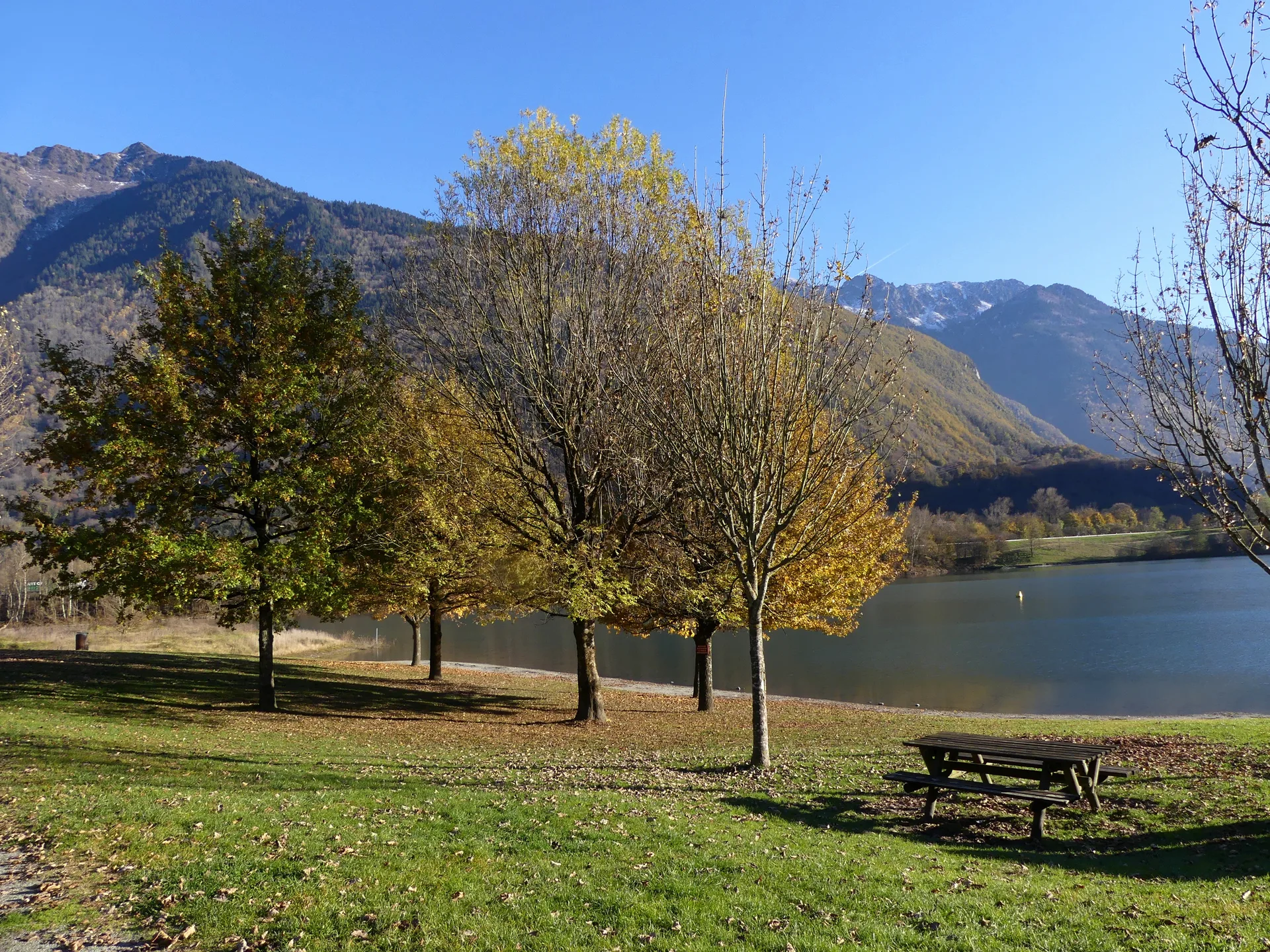 Plan d'eau des Hurtieres à Saint-Alban-d'Hurtières — Sur le lac