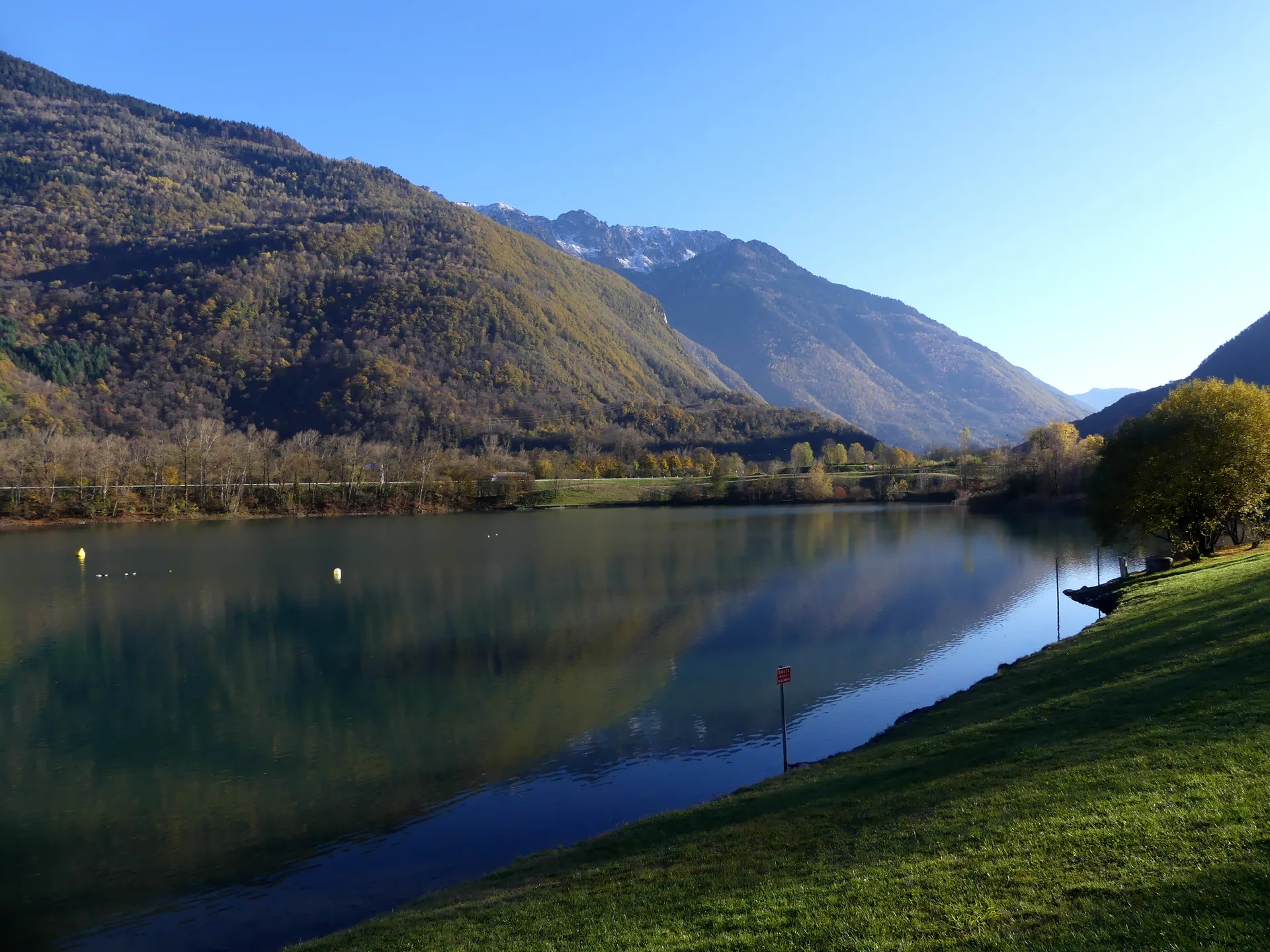 Plan d'eau des Hurtieres à Saint-Alban-d'Hurtières — Sur le lac