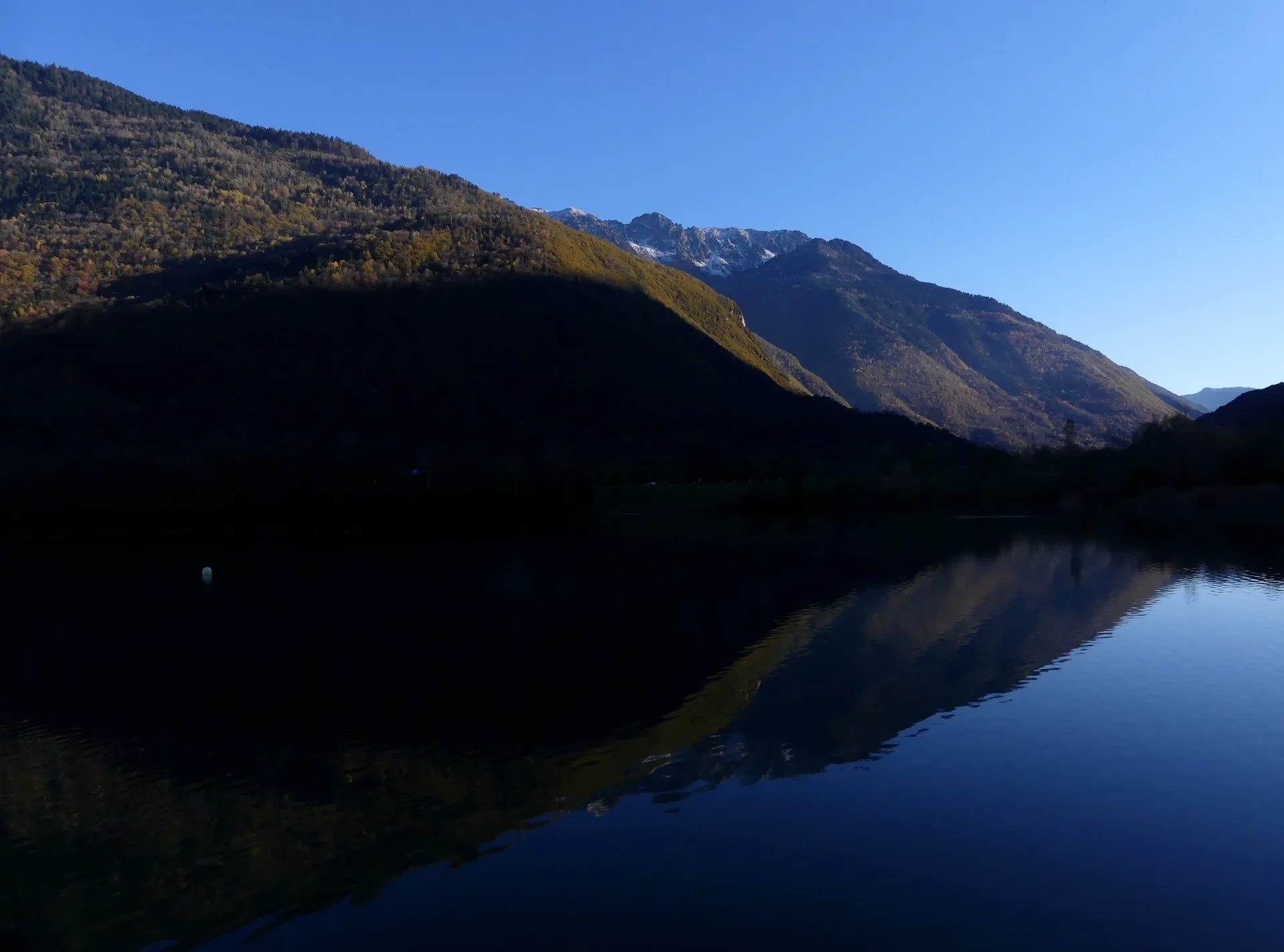 Plan d'eau des Hurtieres à Saint-Alban-d'Hurtières — Sur le lac