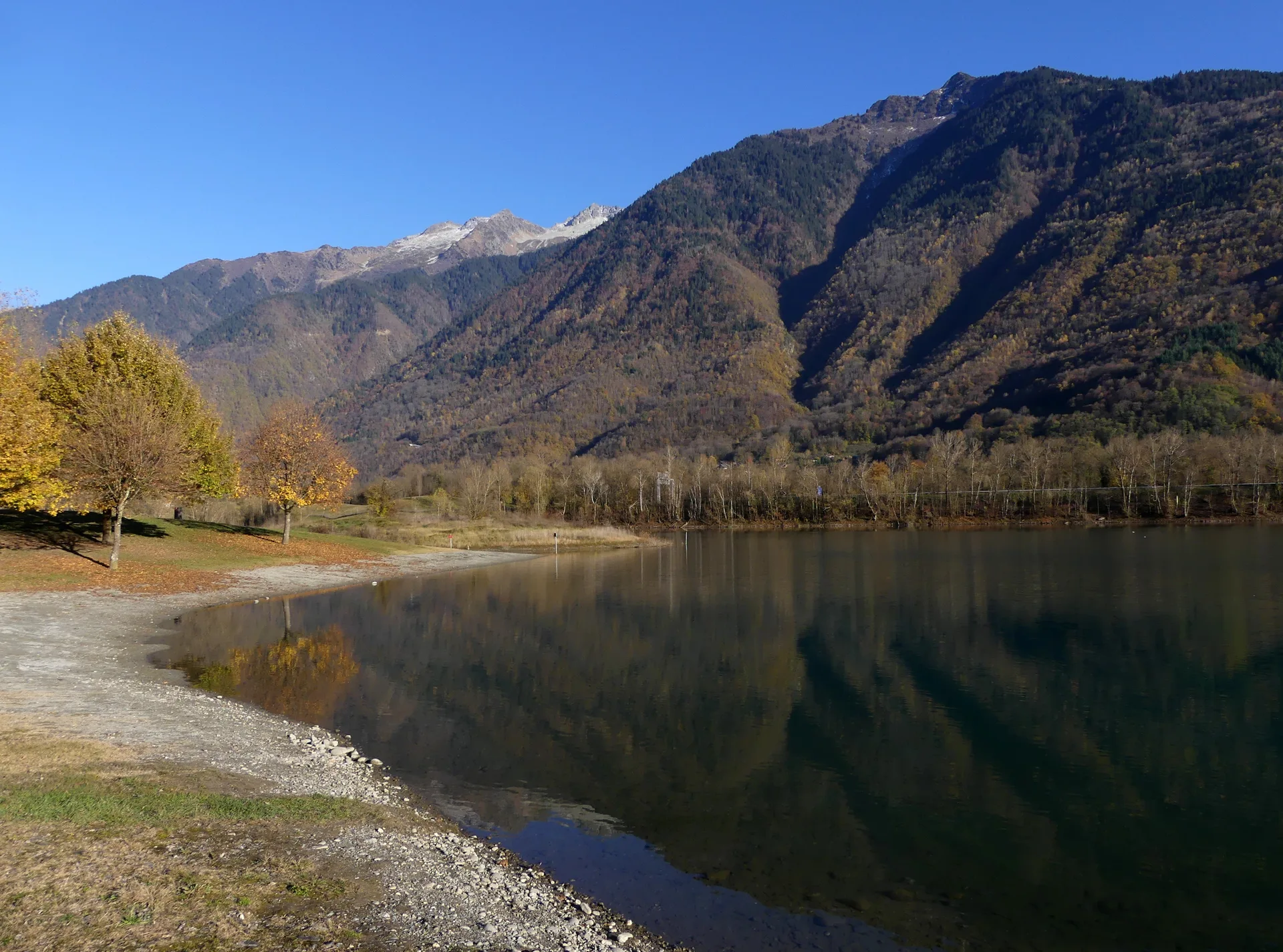 Plan d'eau des Hurtieres à Saint-Alban-d'Hurtières — Sur le lac