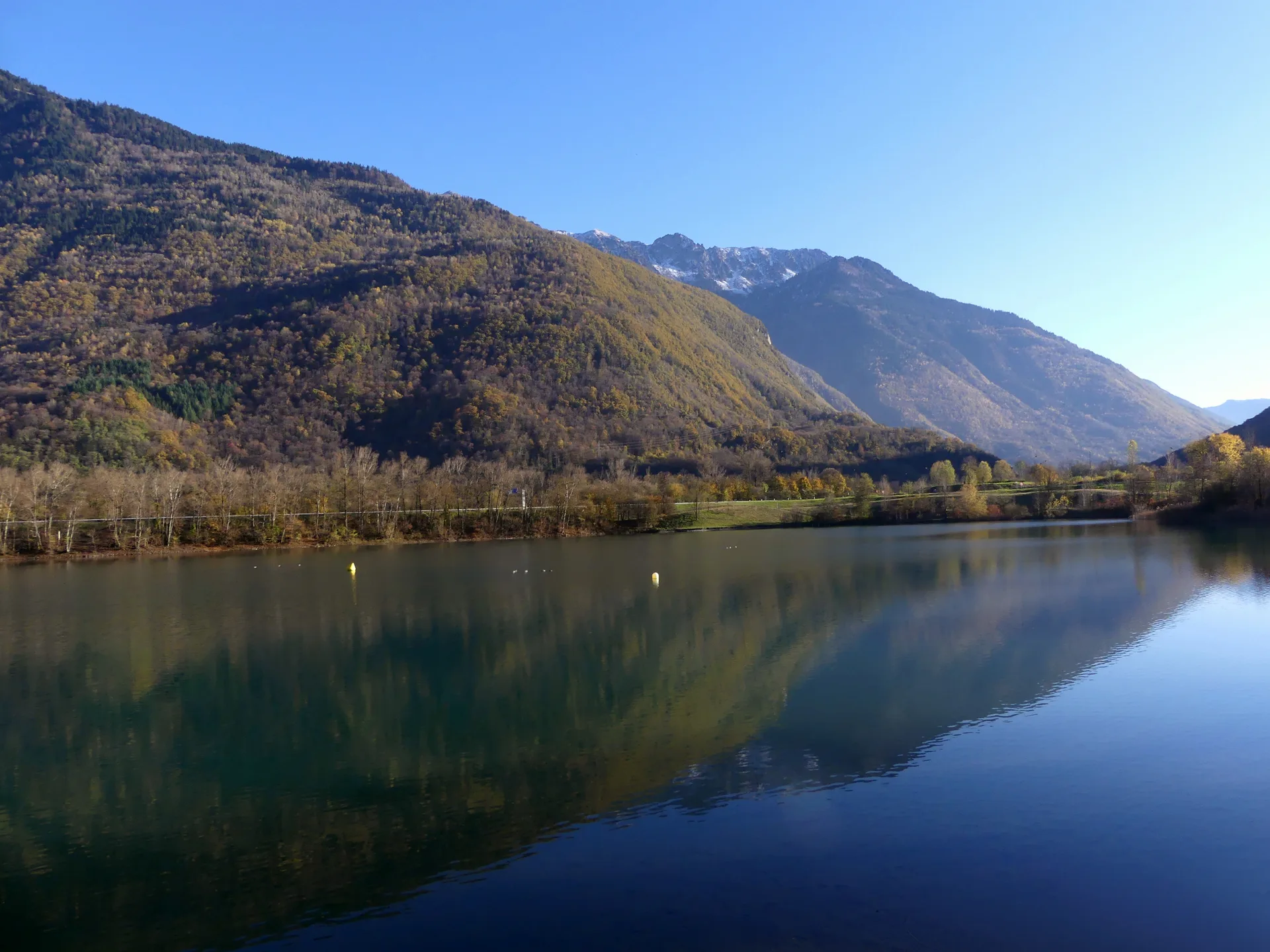 Plan d'eau des Hurtieres à Saint-Alban-d'Hurtières — Sur le lac