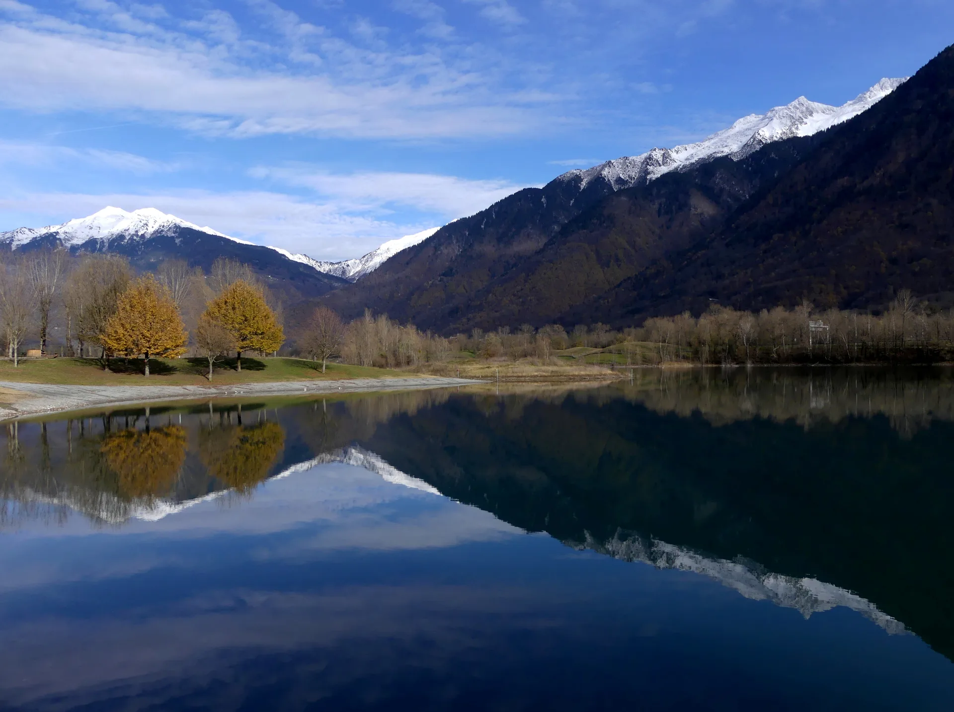 Plan d'eau des Hurtieres à Saint-Alban-d'Hurtières — Sur le lac