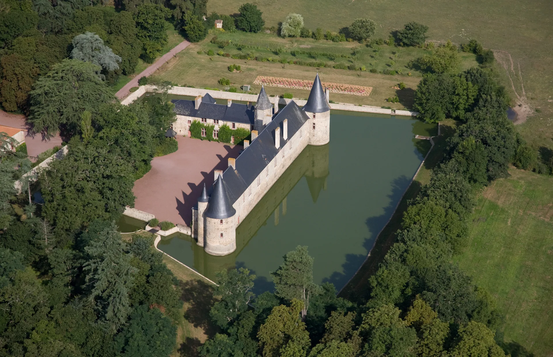 Plan d'eau du Cébron à Saint-Loup-Lamairé — À 4,2 km du lac